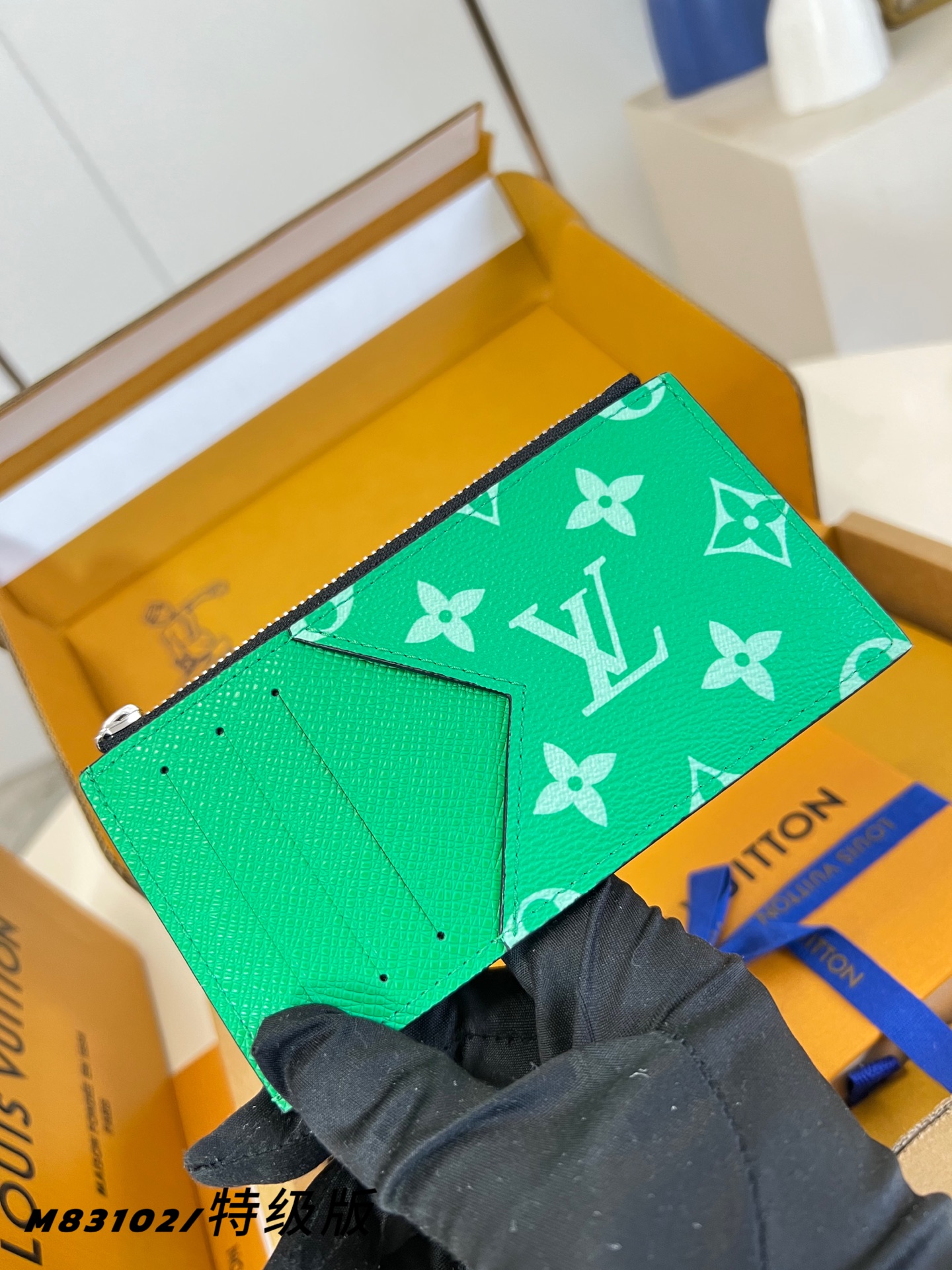 Louis Vuitton Basic Bag Canvas M