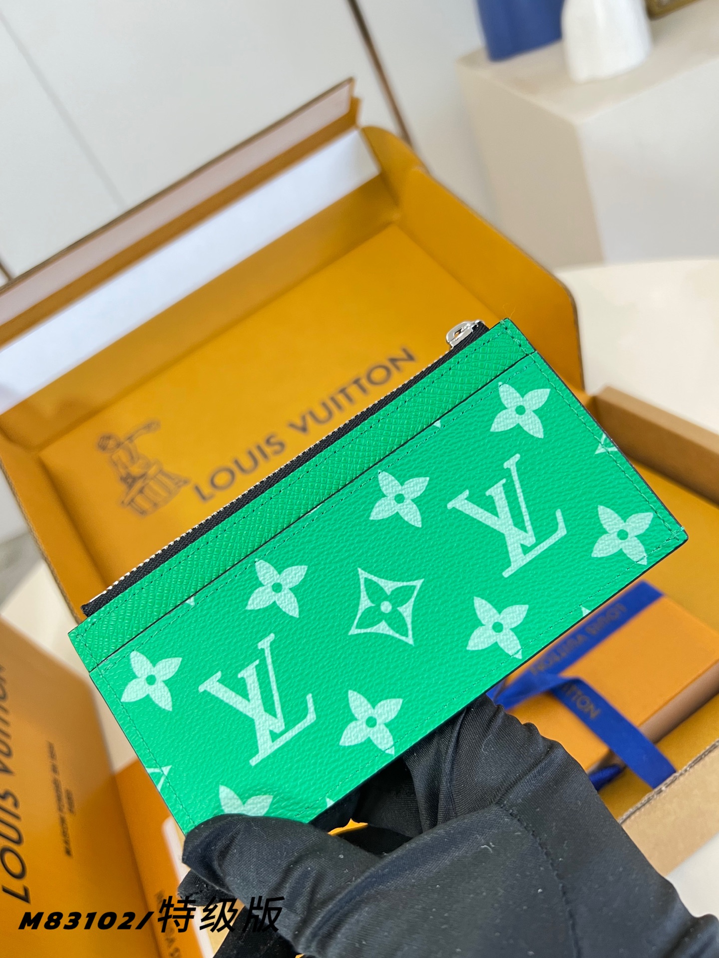 Louis Vuitton Basic Bag Canvas M