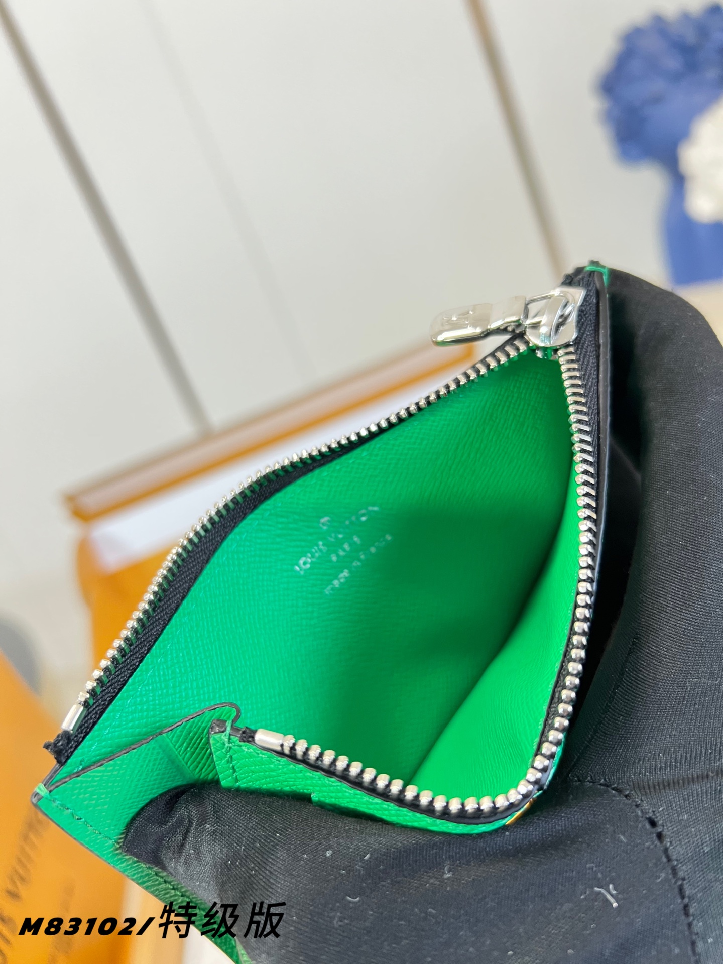 Louis Vuitton Basic Bag Canvas M