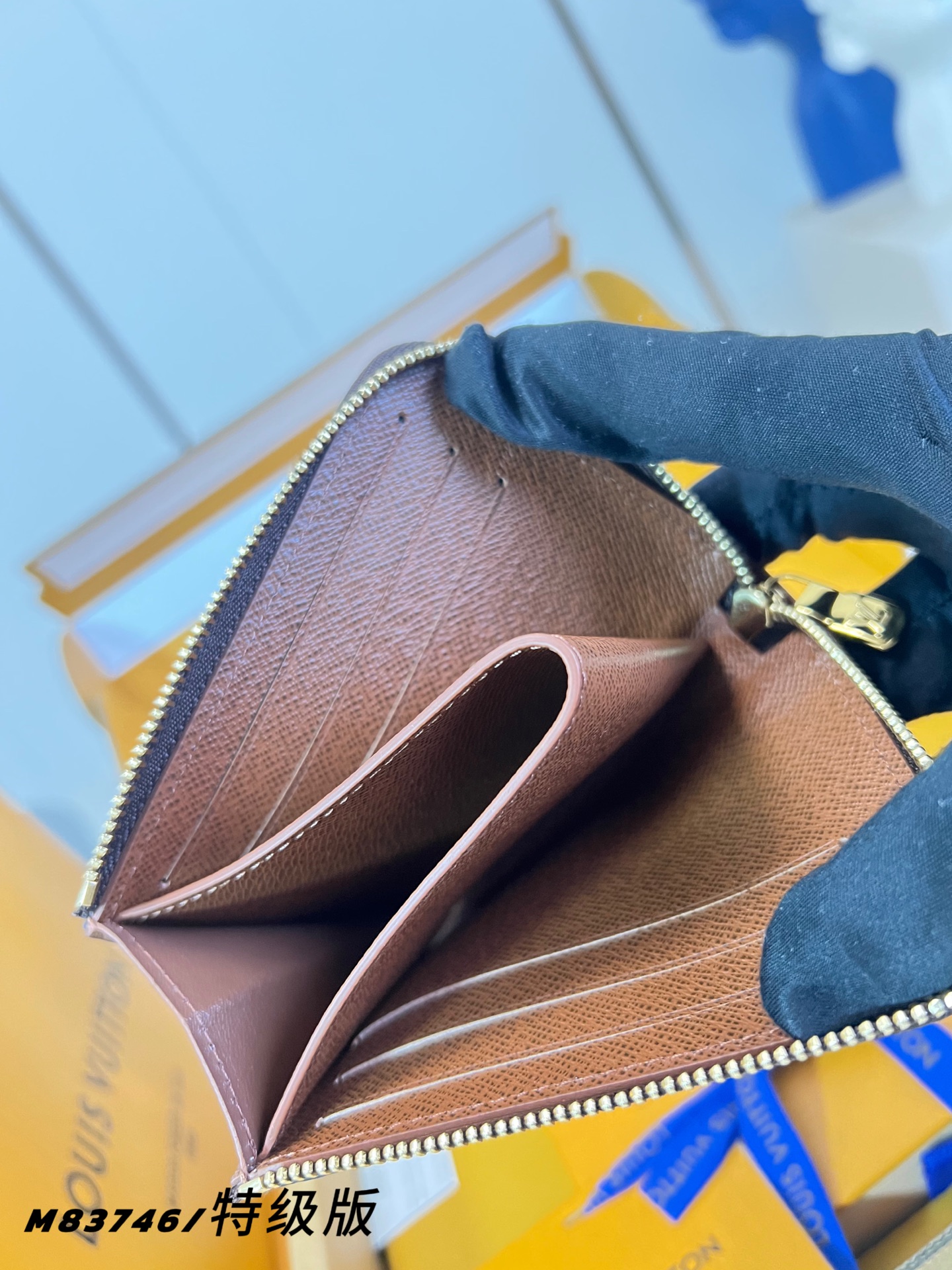 Louis Vuitton Basic Bag M-l