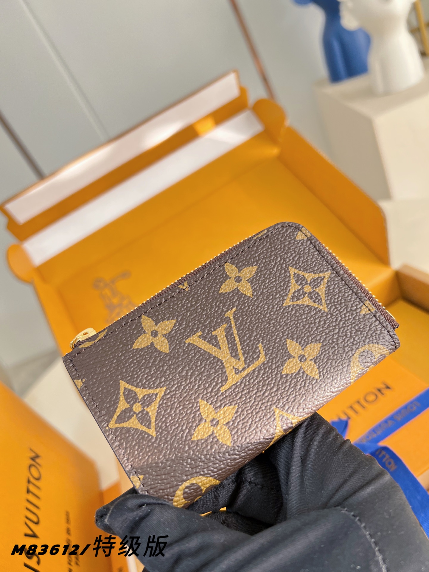 Louis Vuitton Basic Bag Canvas M