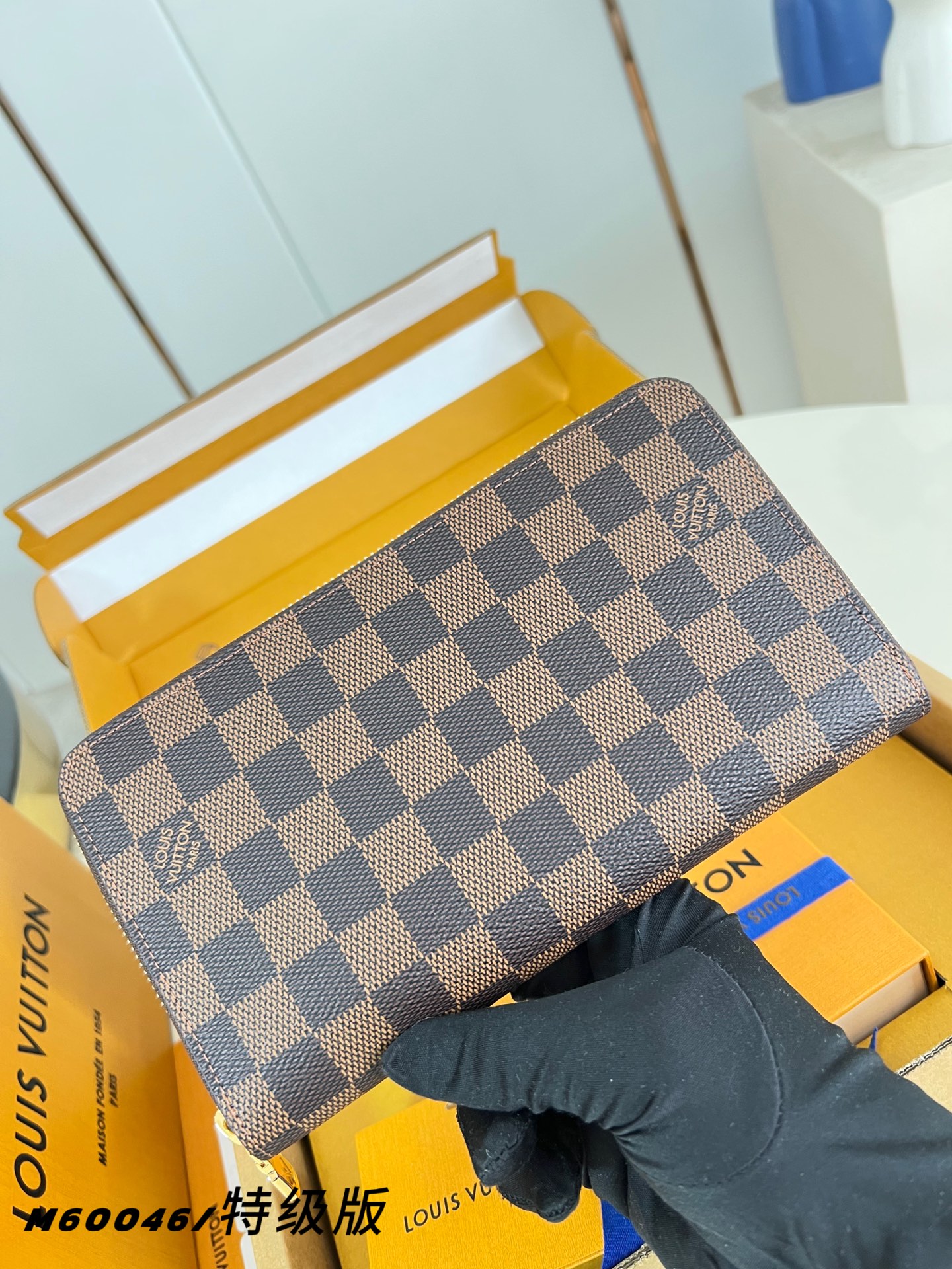 Louis Vuitton Basic Bag Canvas M