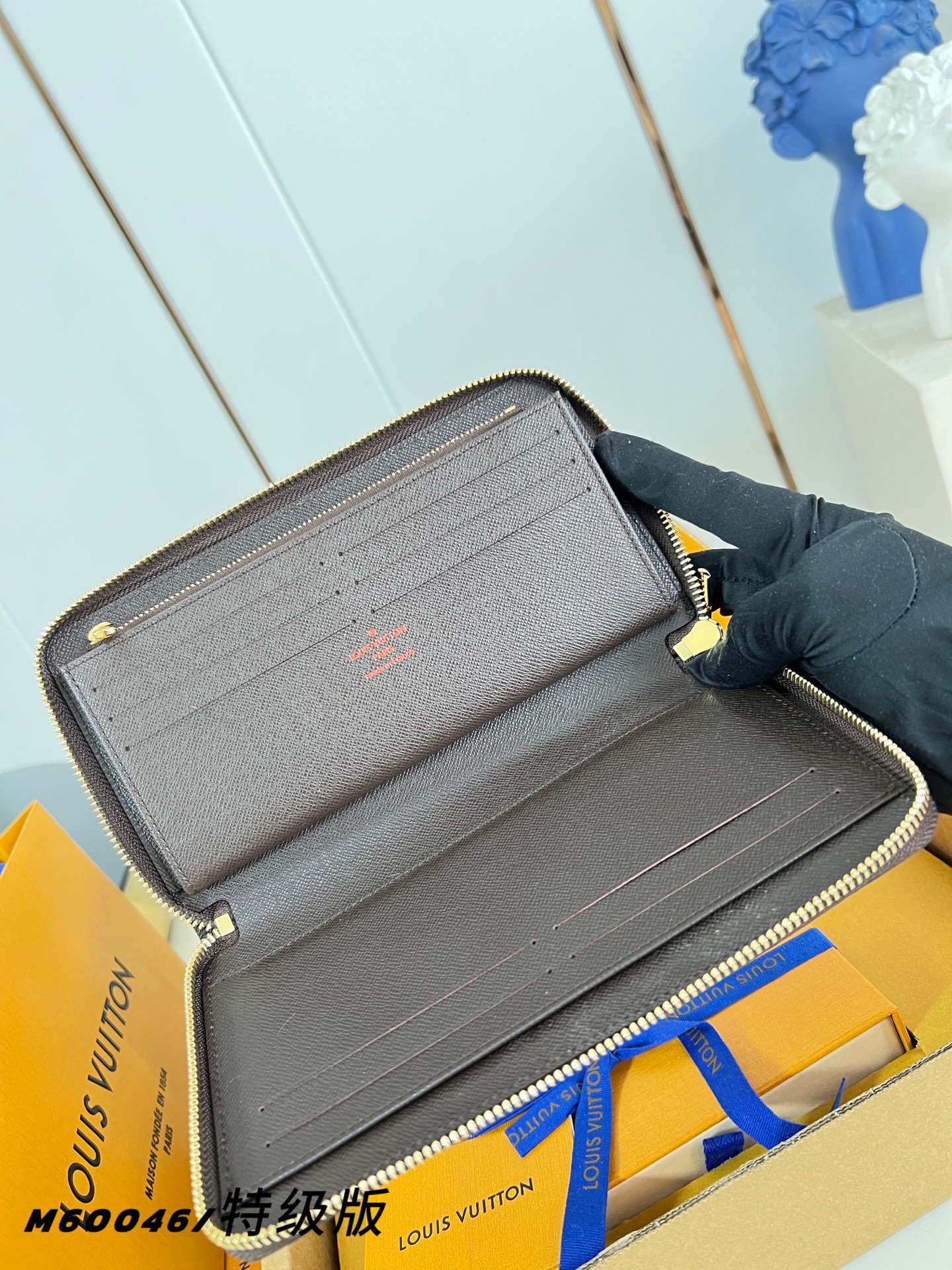 Louis Vuitton Basic Bag Canvas M