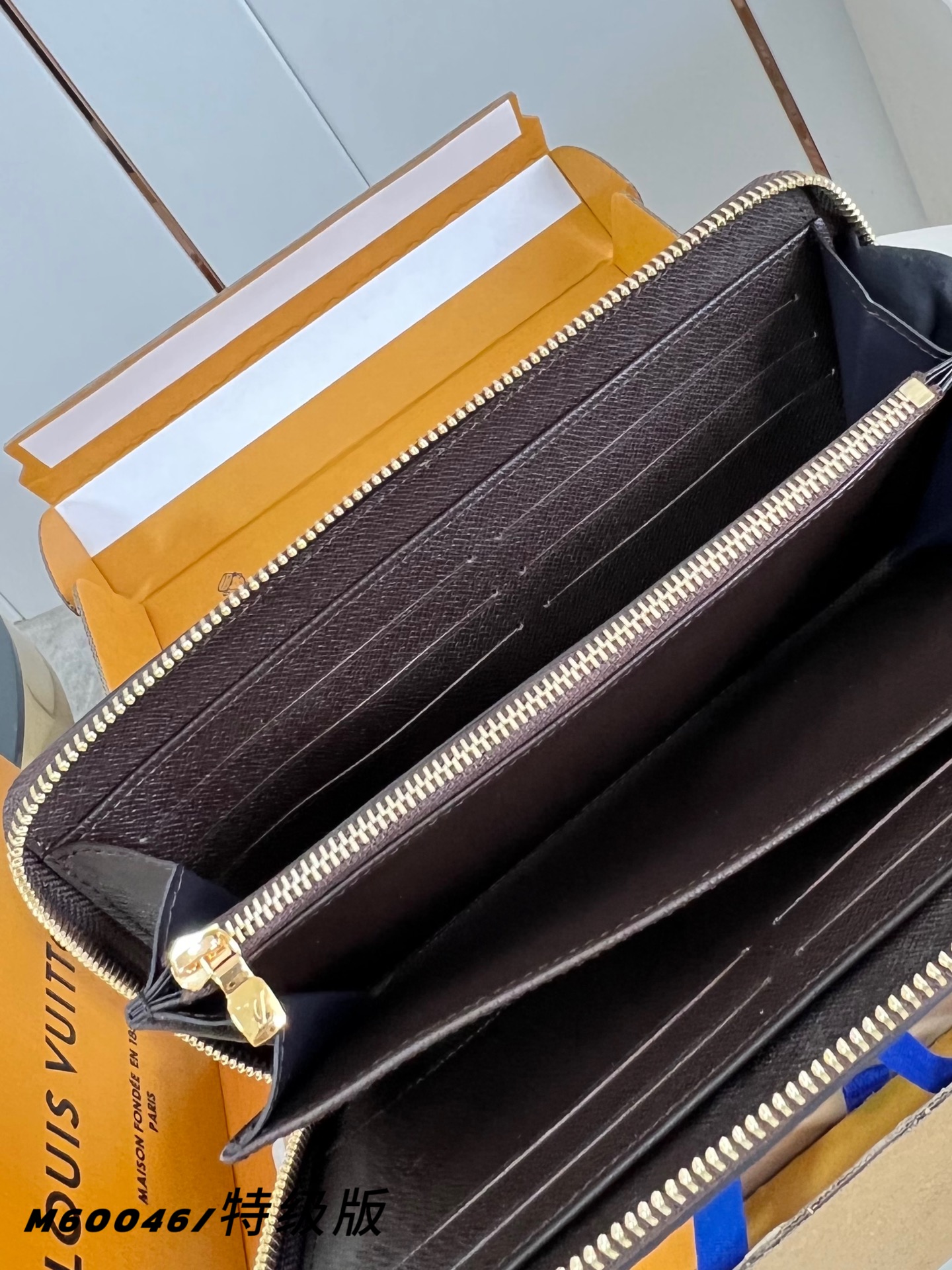 Louis Vuitton Basic Bag Canvas M