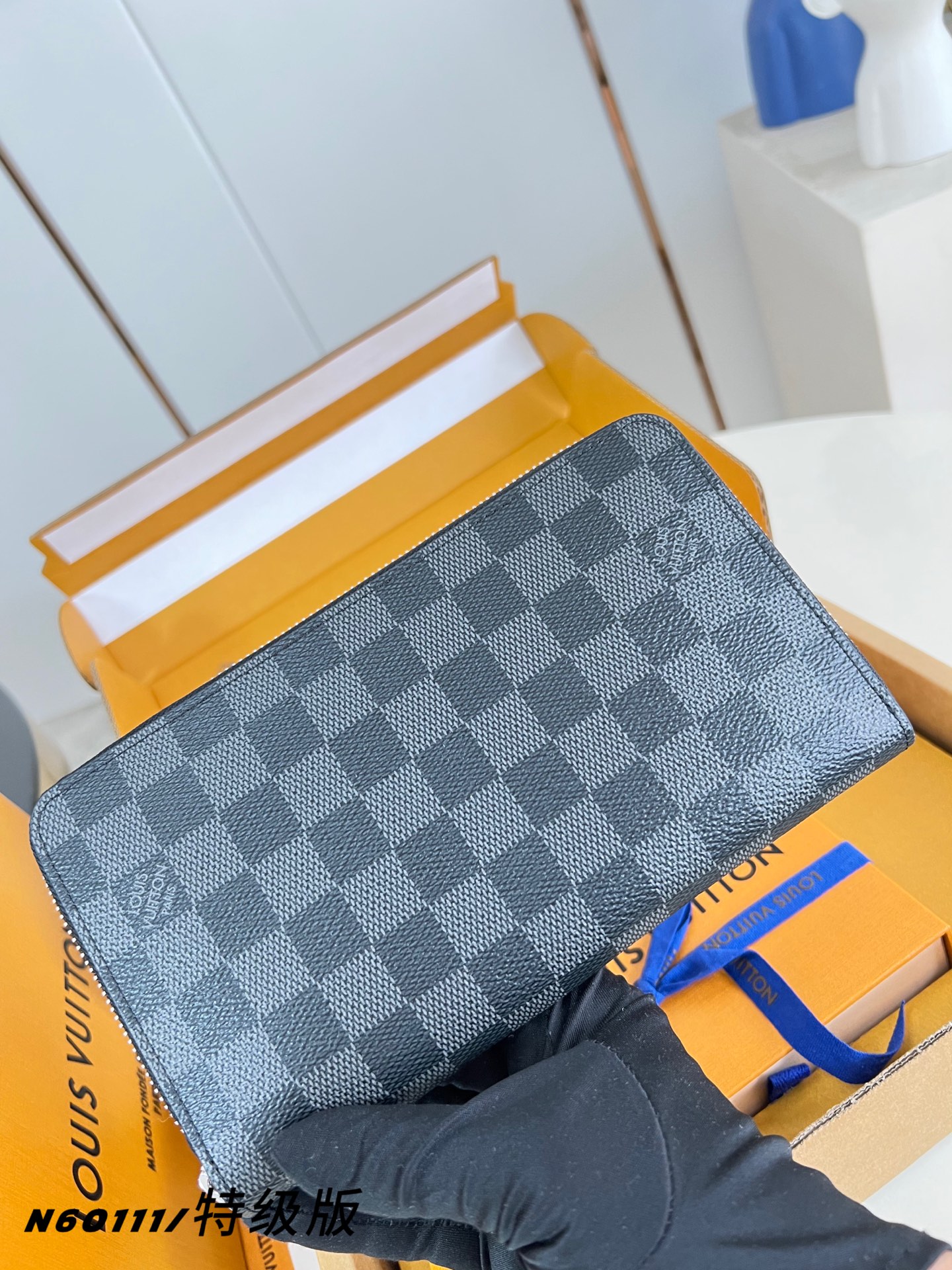 Louis Vuitton Basic Bag Canvas M