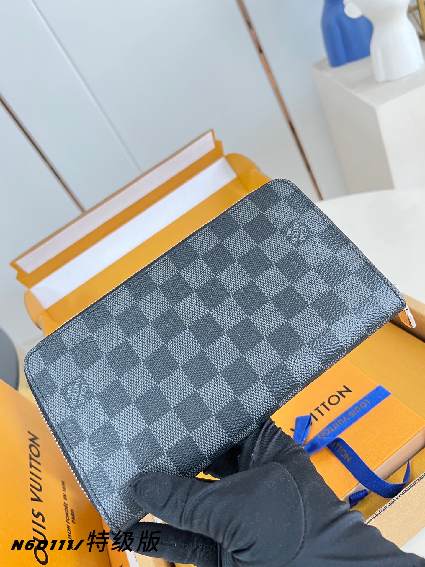 Louis Vuitton Basic Bag Canvas M