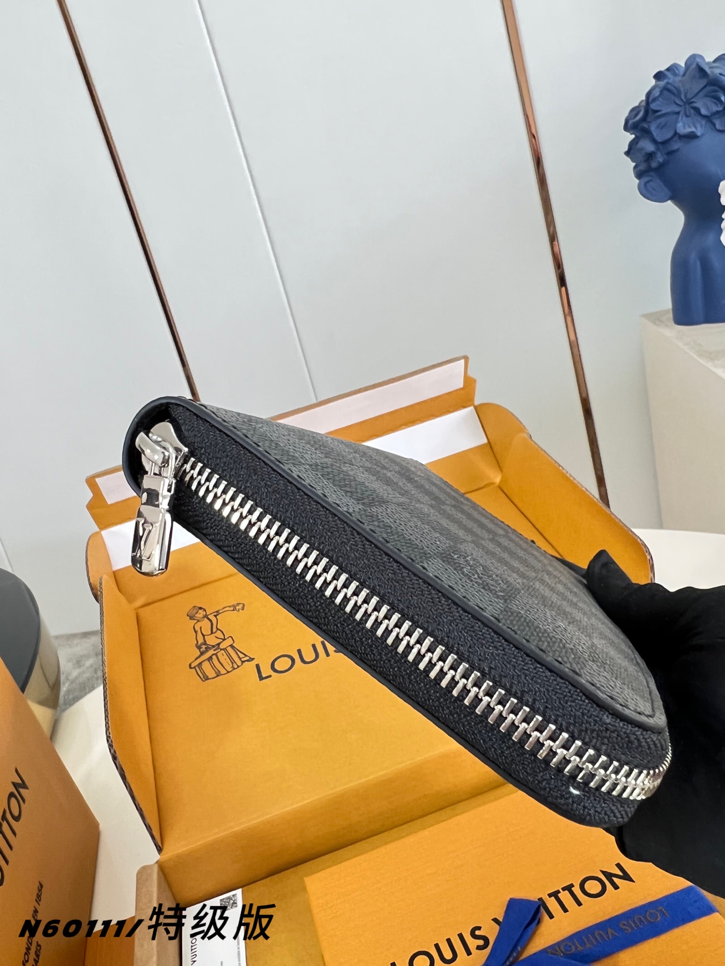 Louis Vuitton Basic Bag Canvas M