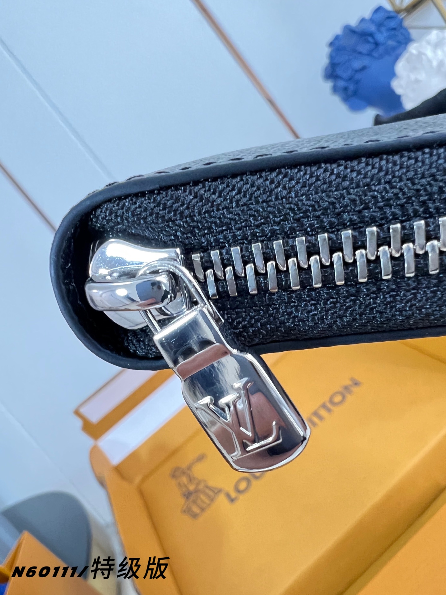 Louis Vuitton Basic Bag Canvas M