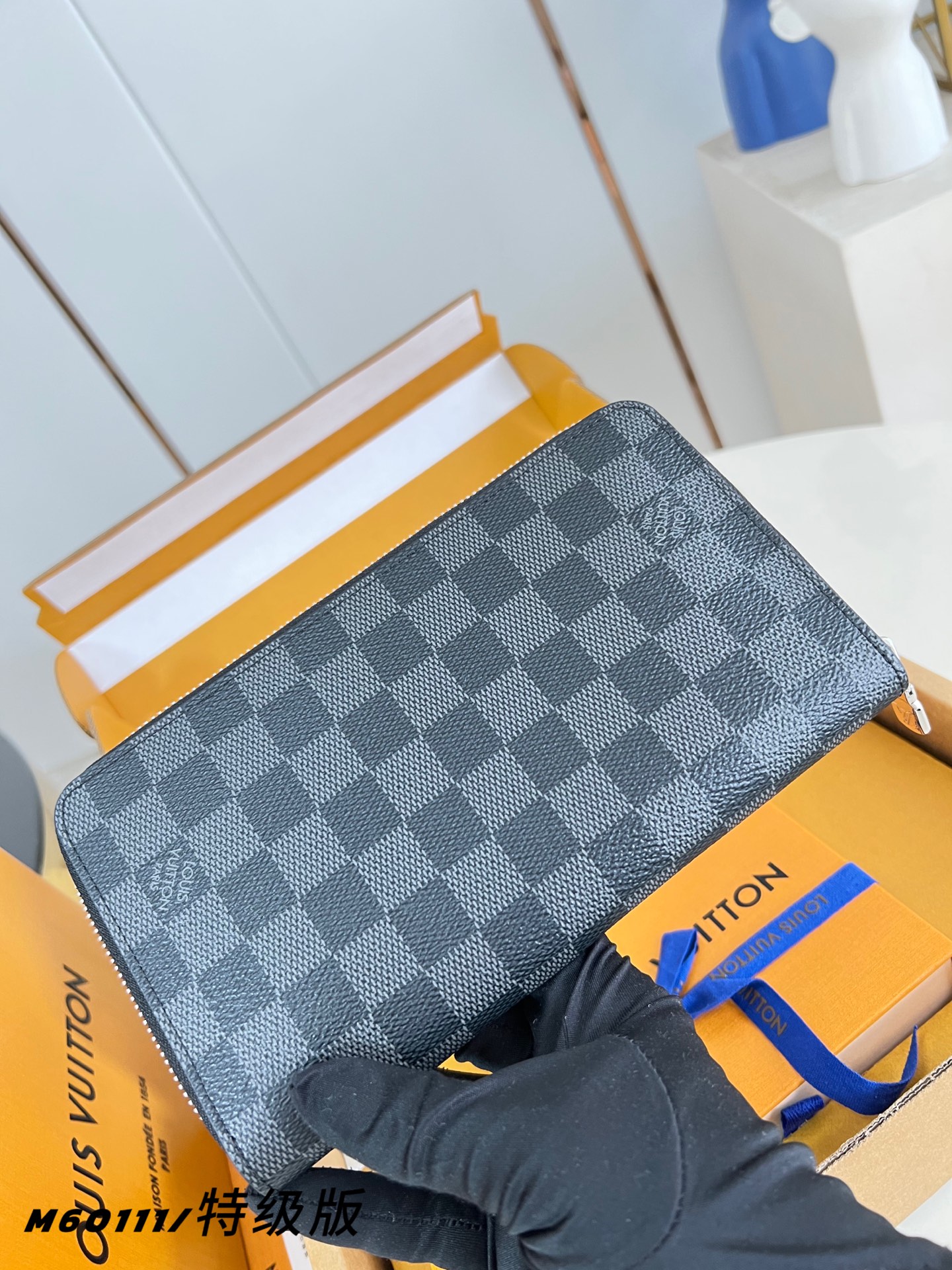 Louis Vuitton Basic Bag Canvas M