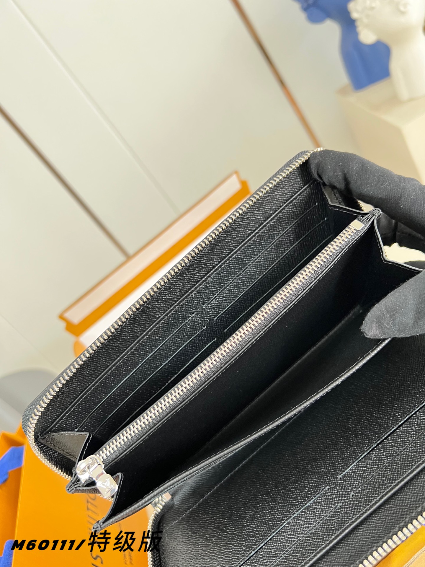 Louis Vuitton Basic Bag Canvas M