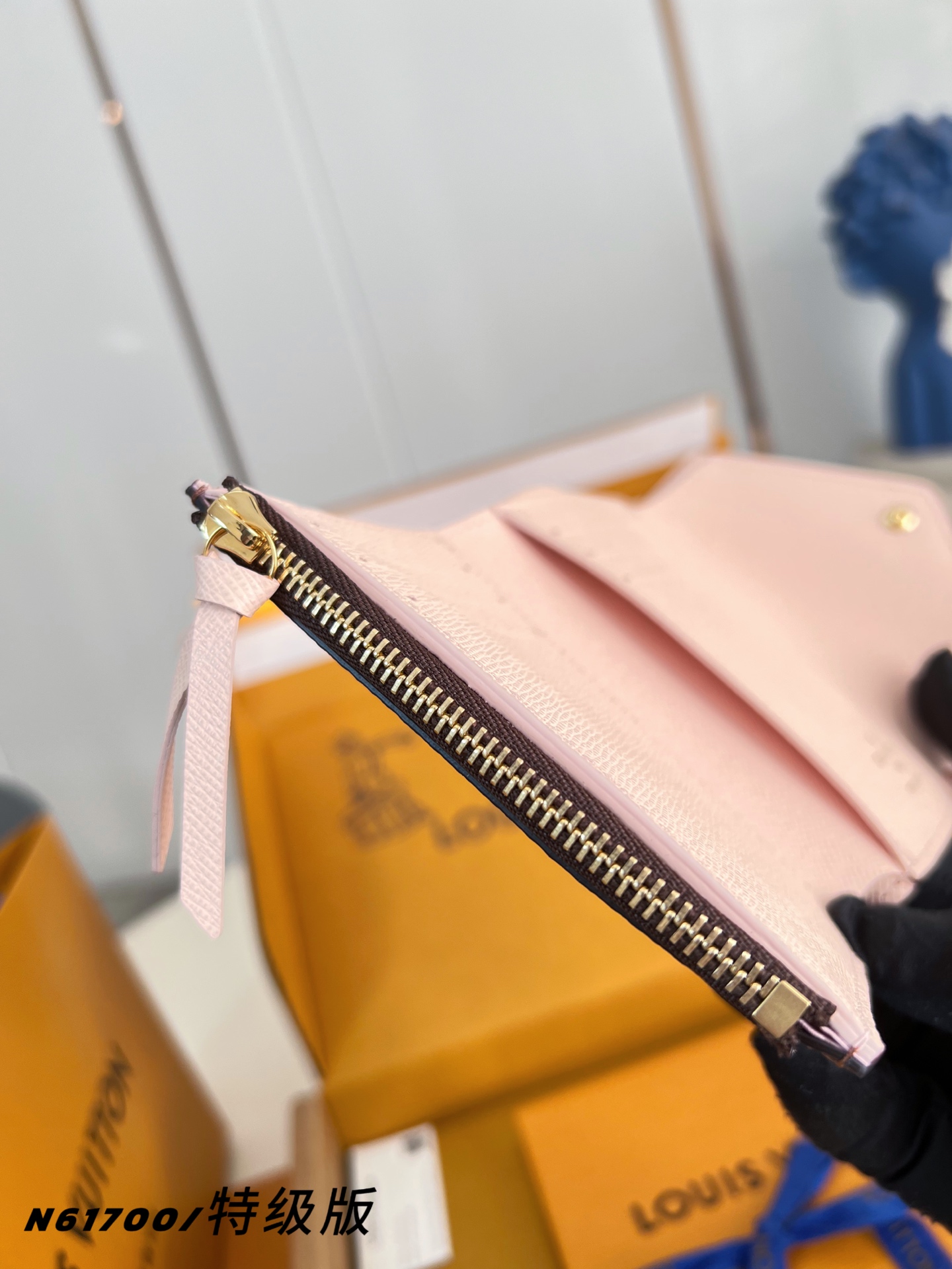 Louis Vuitton Basic Bag Canvas M