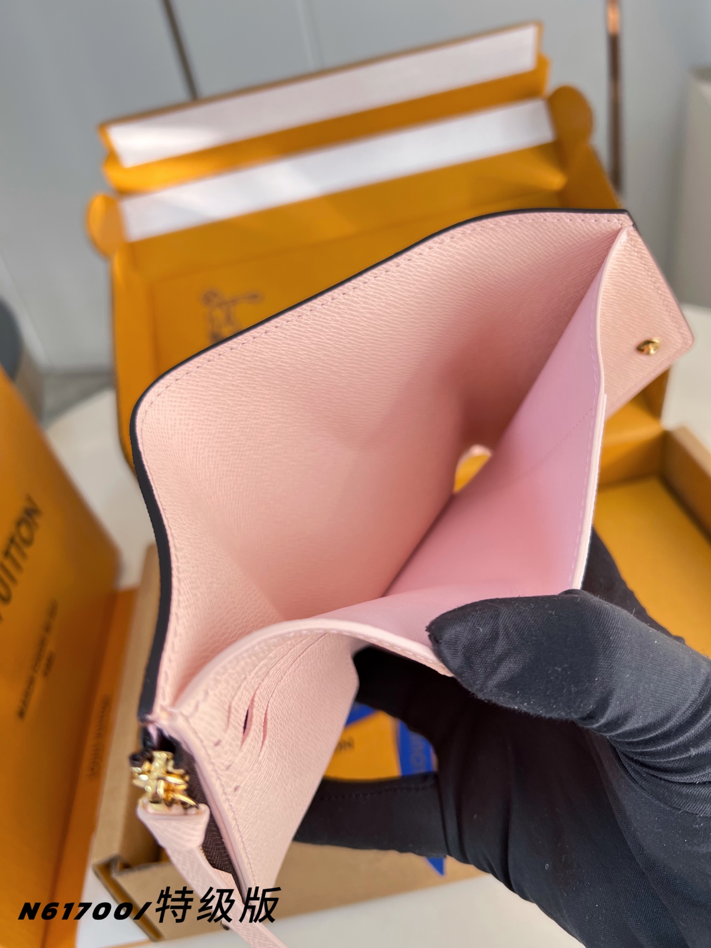 Louis Vuitton Basic Bag Canvas M