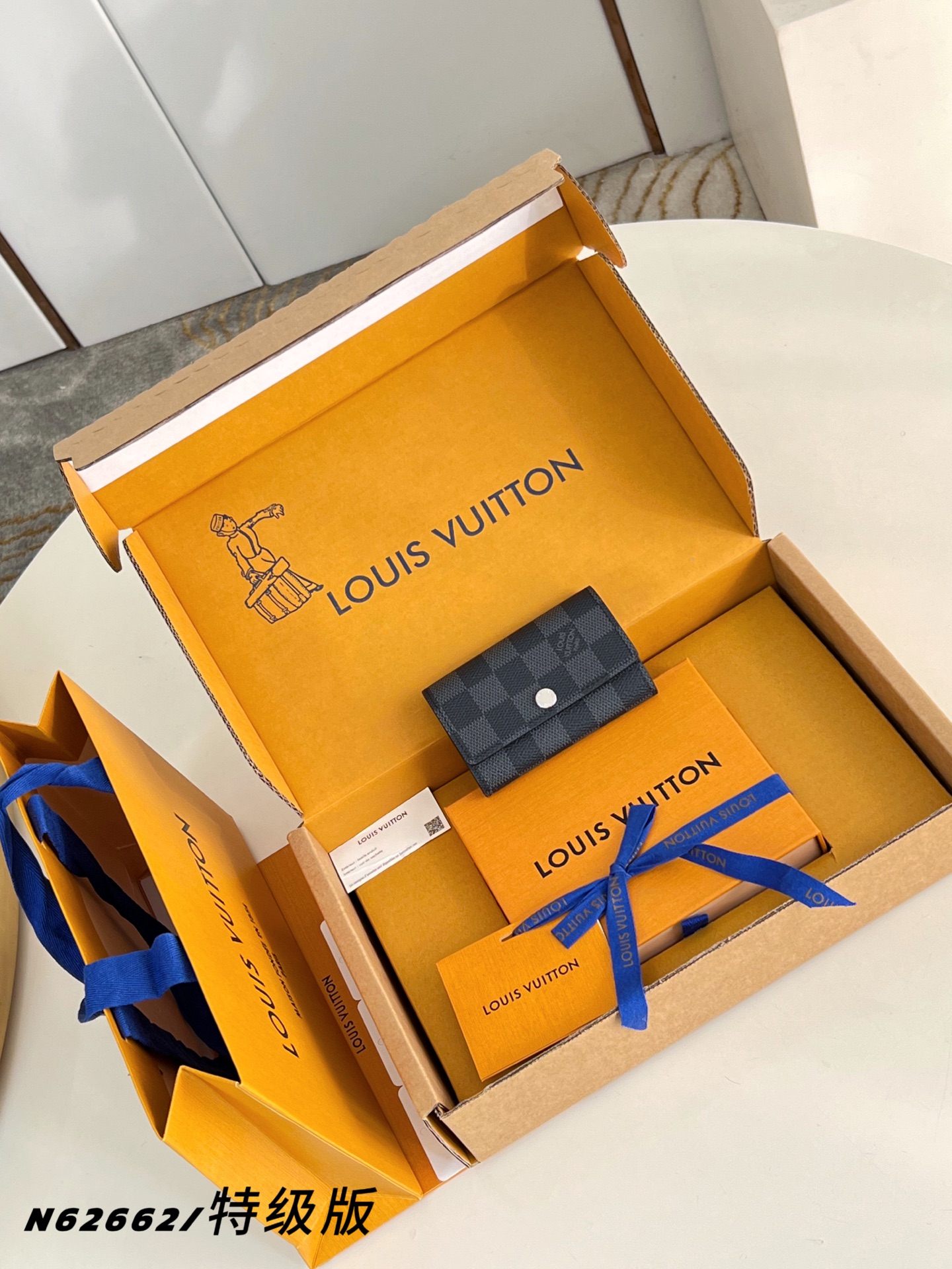 Louis Vuitton Basic Bag Canvas M