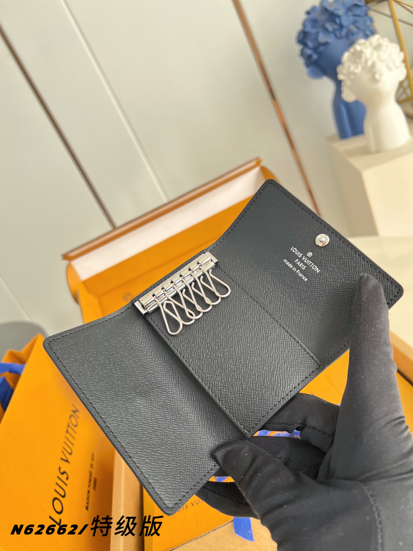 Louis Vuitton Basic Bag Canvas M