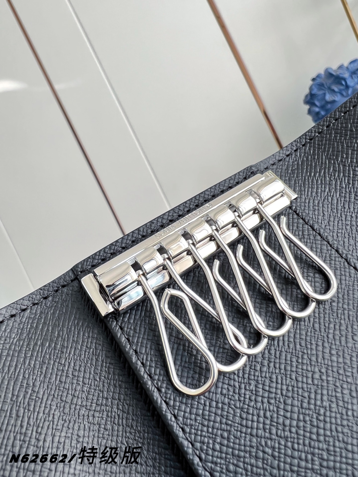 Louis Vuitton Basic Bag Canvas M