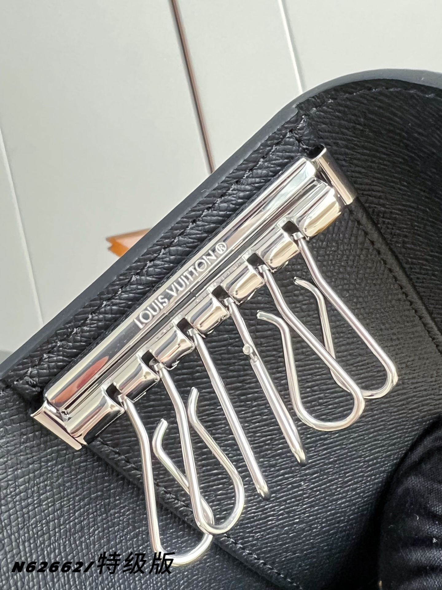 Louis Vuitton Basic Bag Canvas M