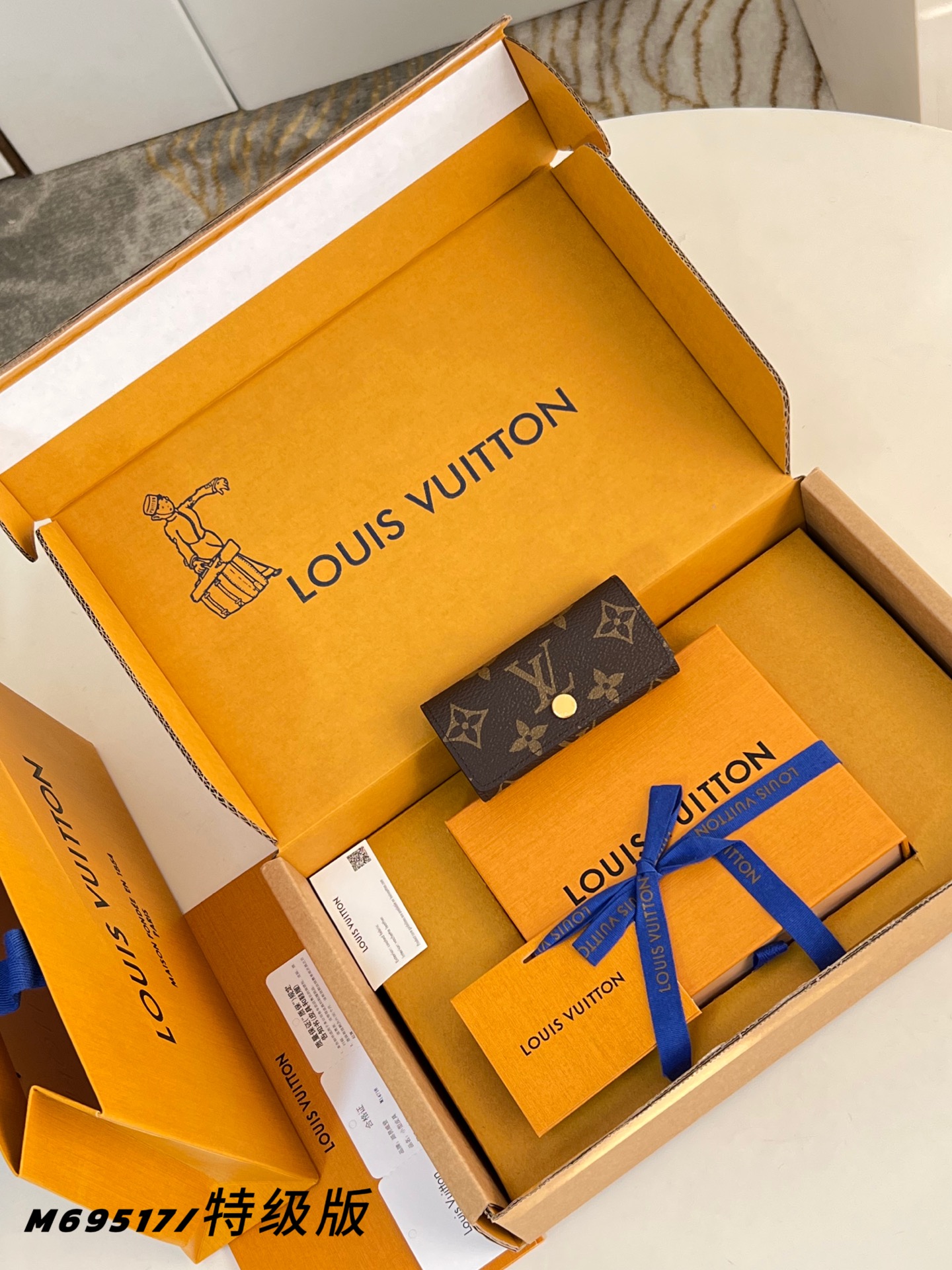 Louis Vuitton Basic Bag Canvas M