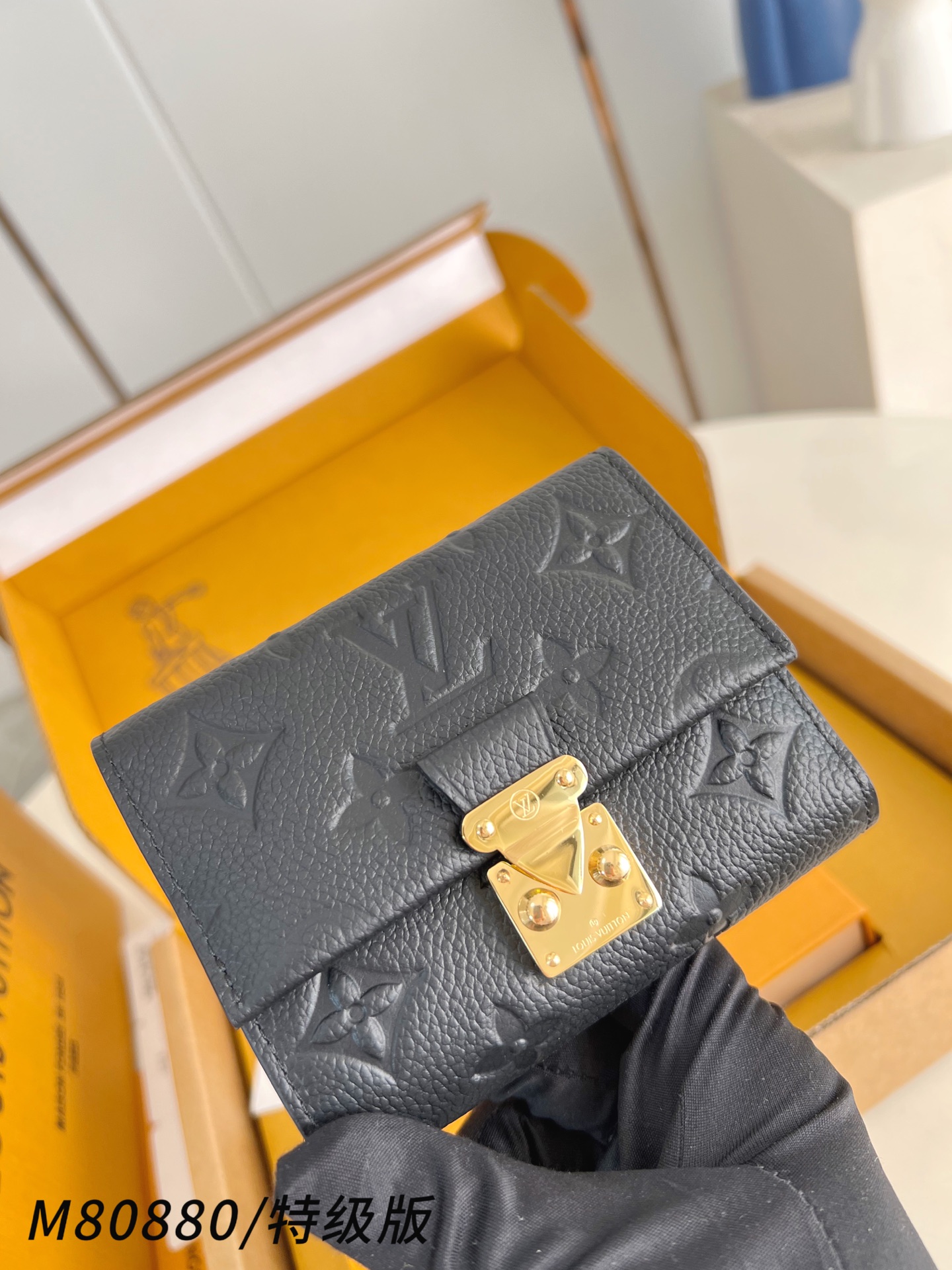 Louis Vuitton Basic Bag M-l-s