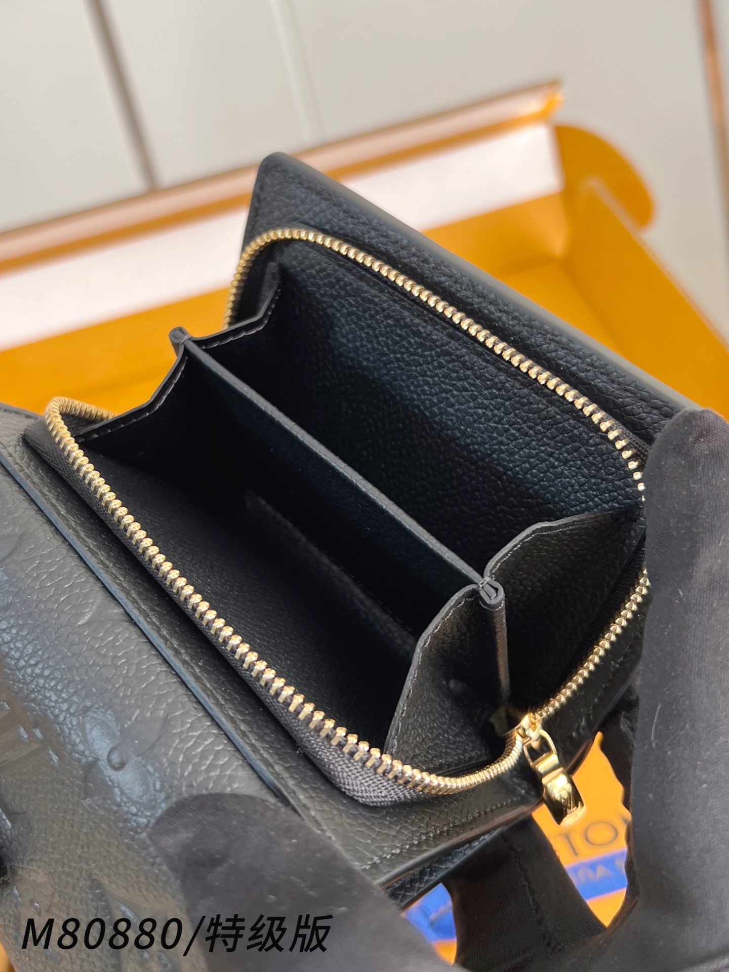 Louis Vuitton Basic Bag M-l-s