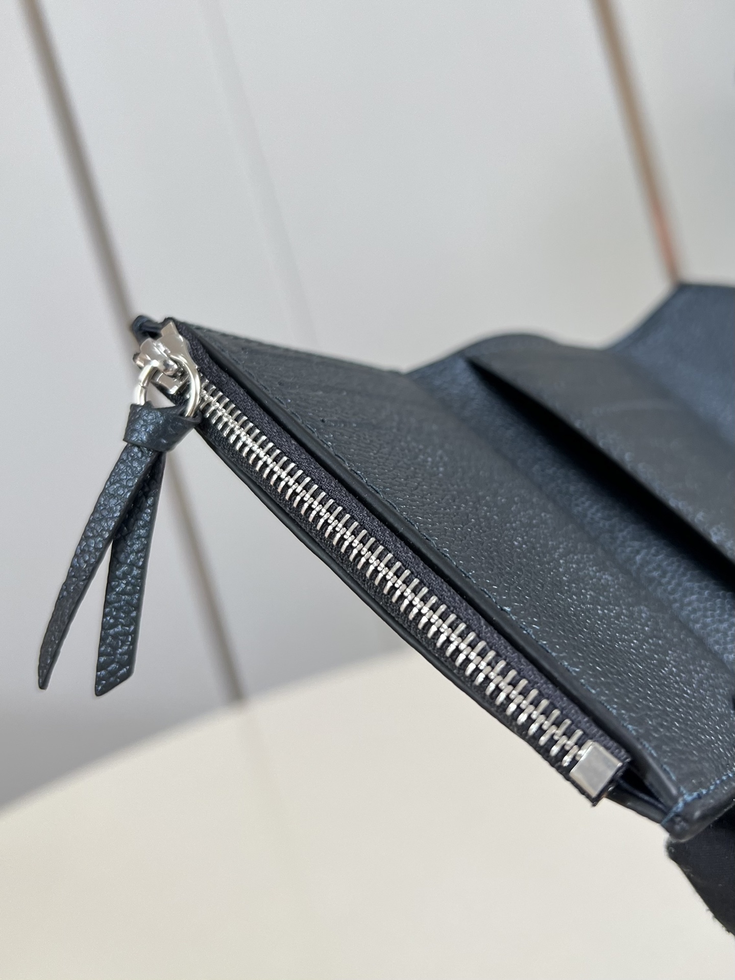 Louis Vuitton Basic Bag Canvas M