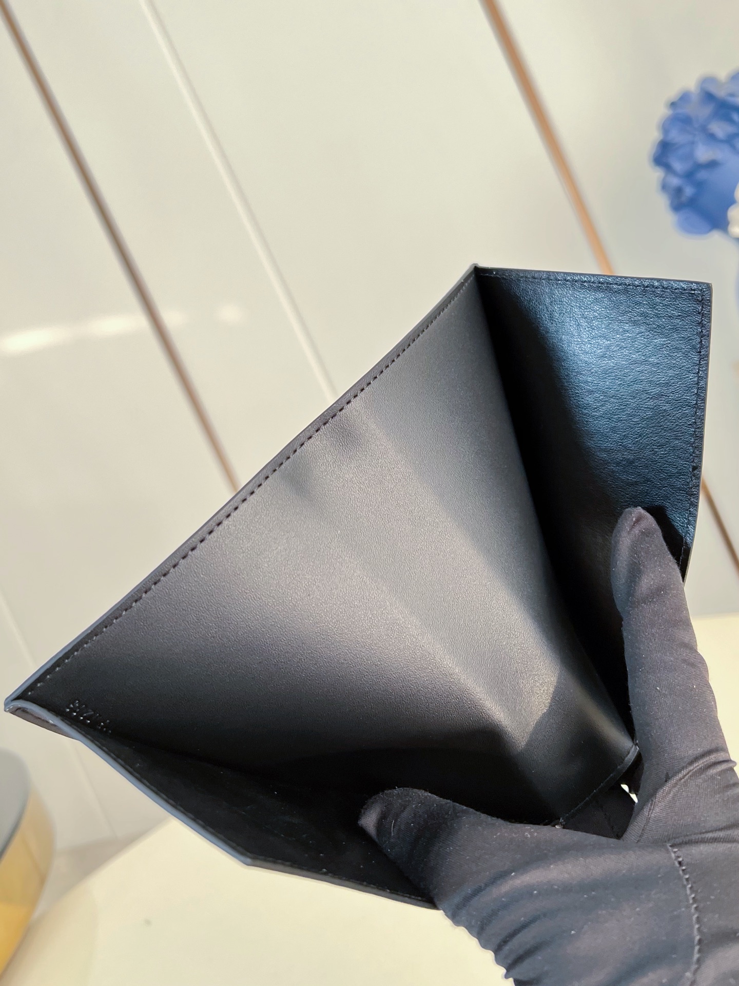 Louis Vuitton Basic Bag Canvas M