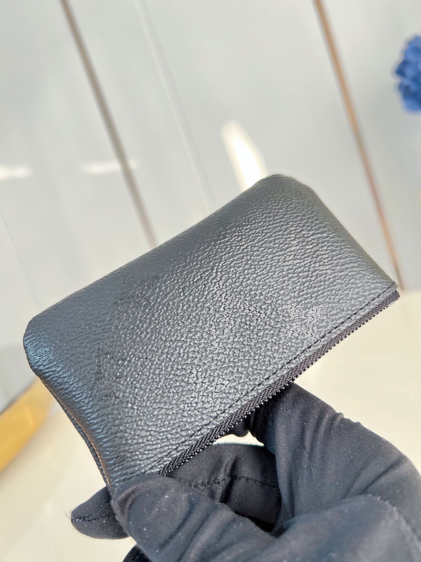 Louis Vuitton Basic Bag Canvas M