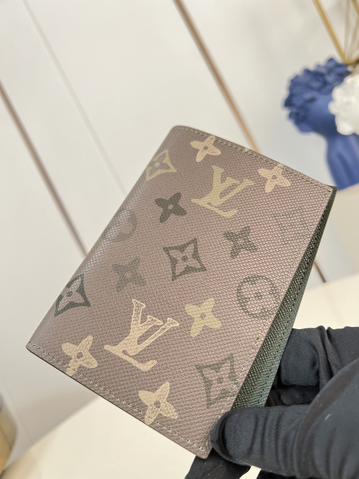 Louis Vuitton Basic Bag Canvas M