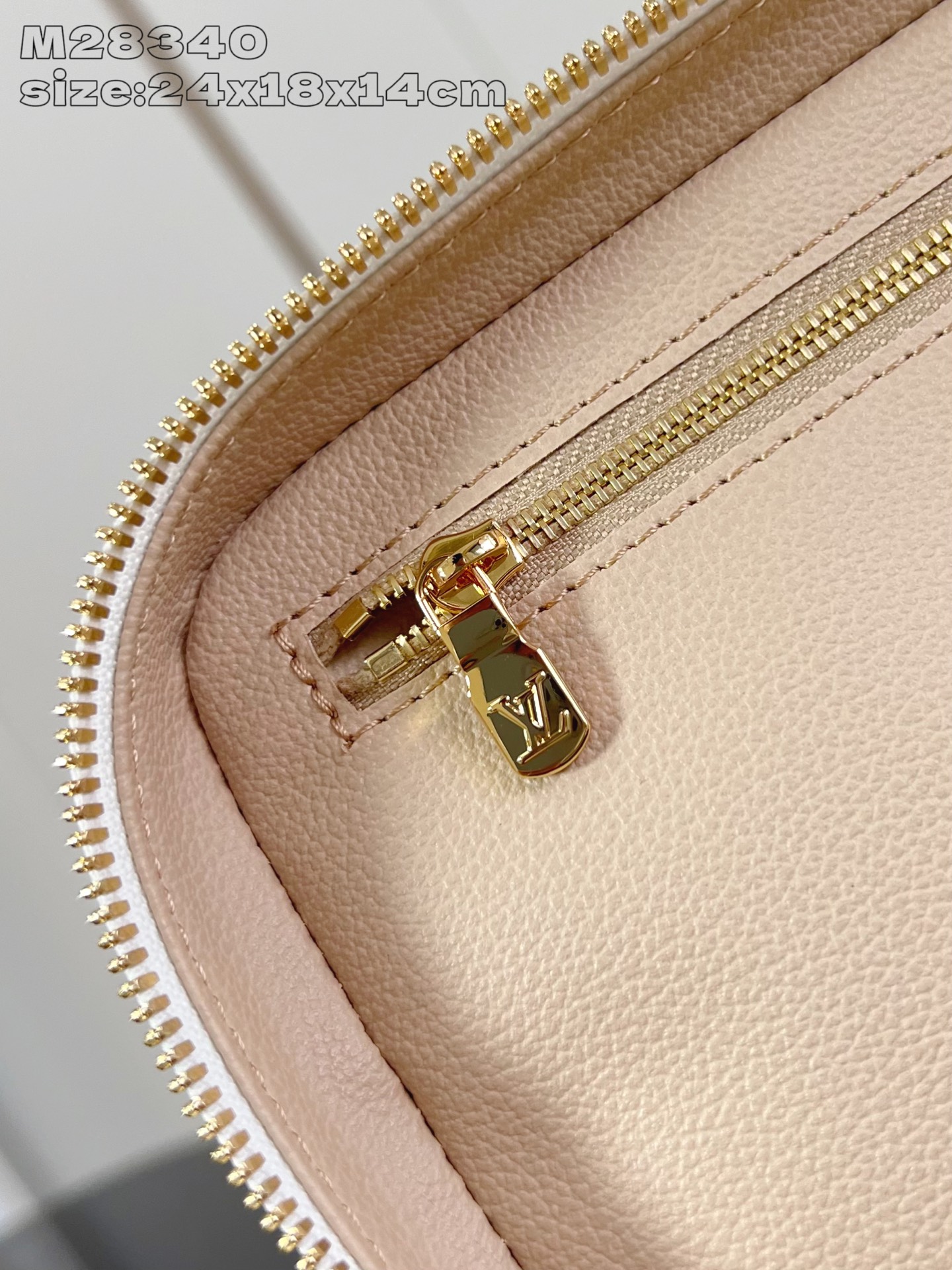 Louis Vuitton Basic Bag Canvas M