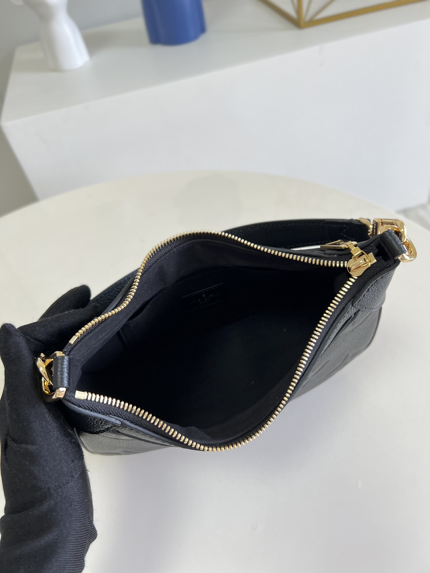 Louis Vuitton Basic Bag Black M-l