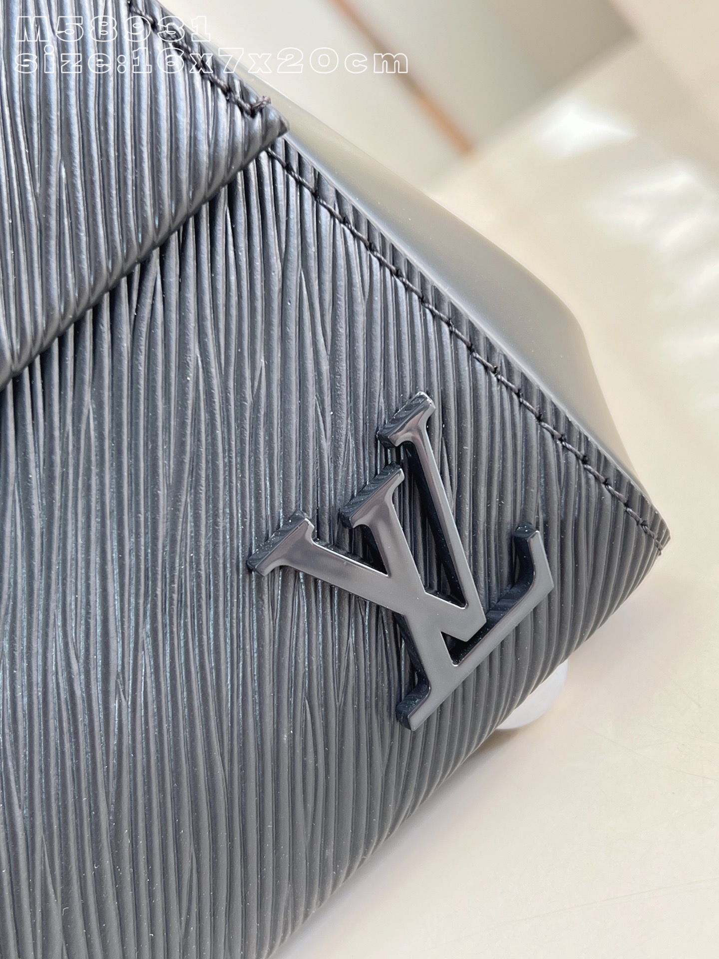 Louis Vuitton Basic Bag M-l