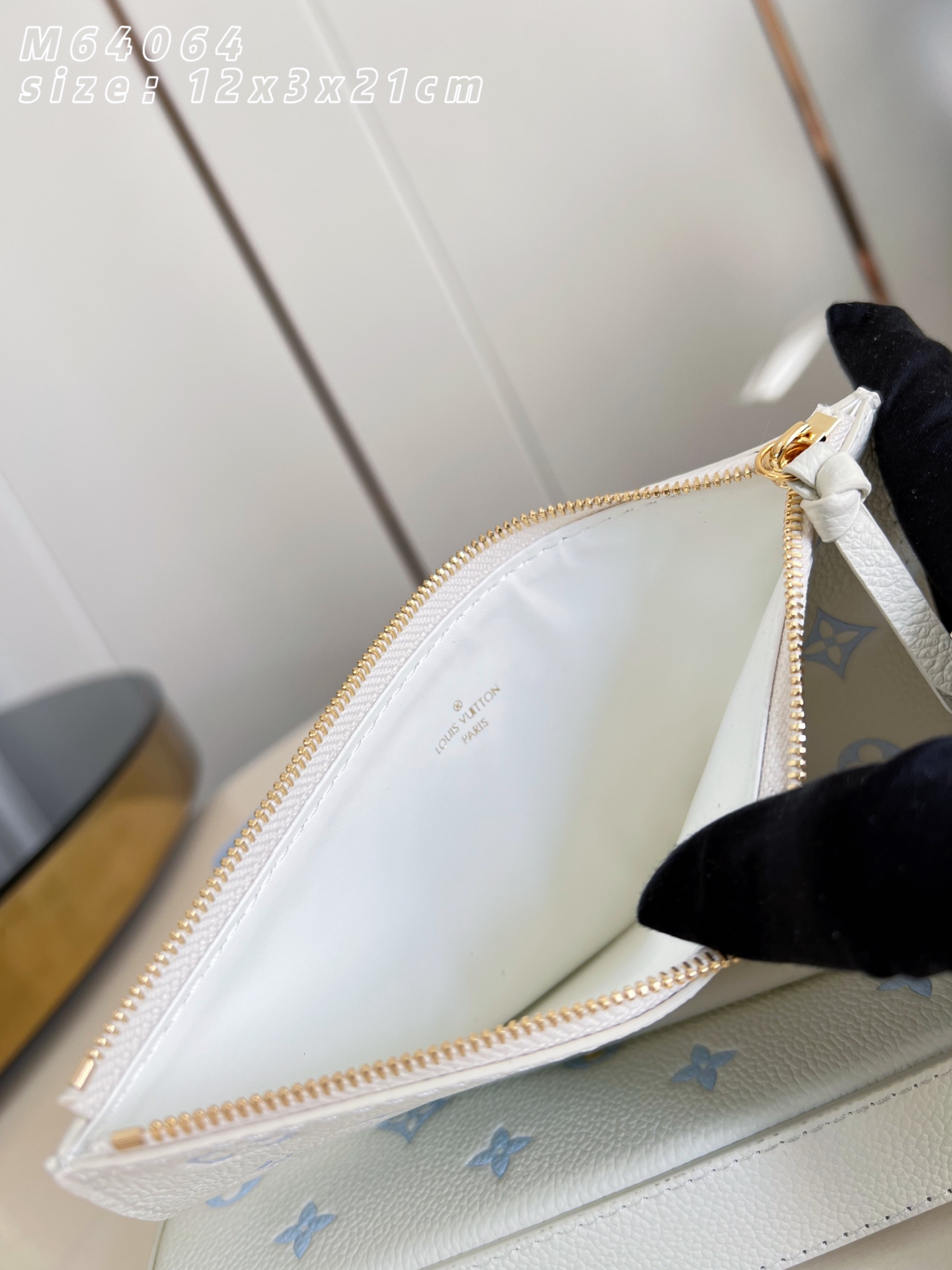 Louis Vuitton Basic Bag M-l-s