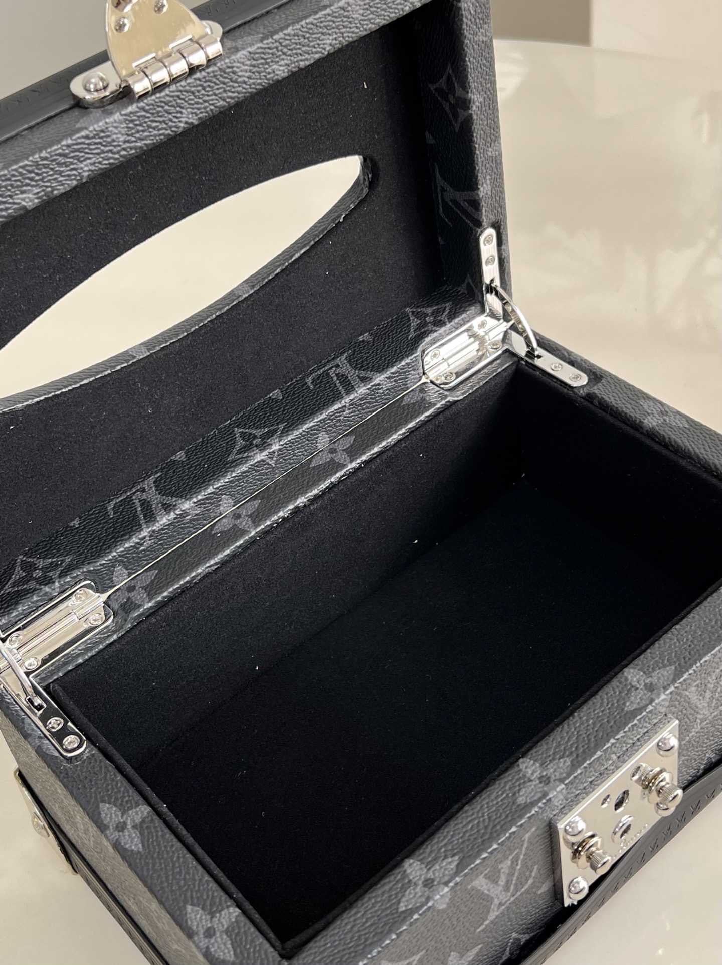 Louis Vuitton Basic Bag Canvas M-s