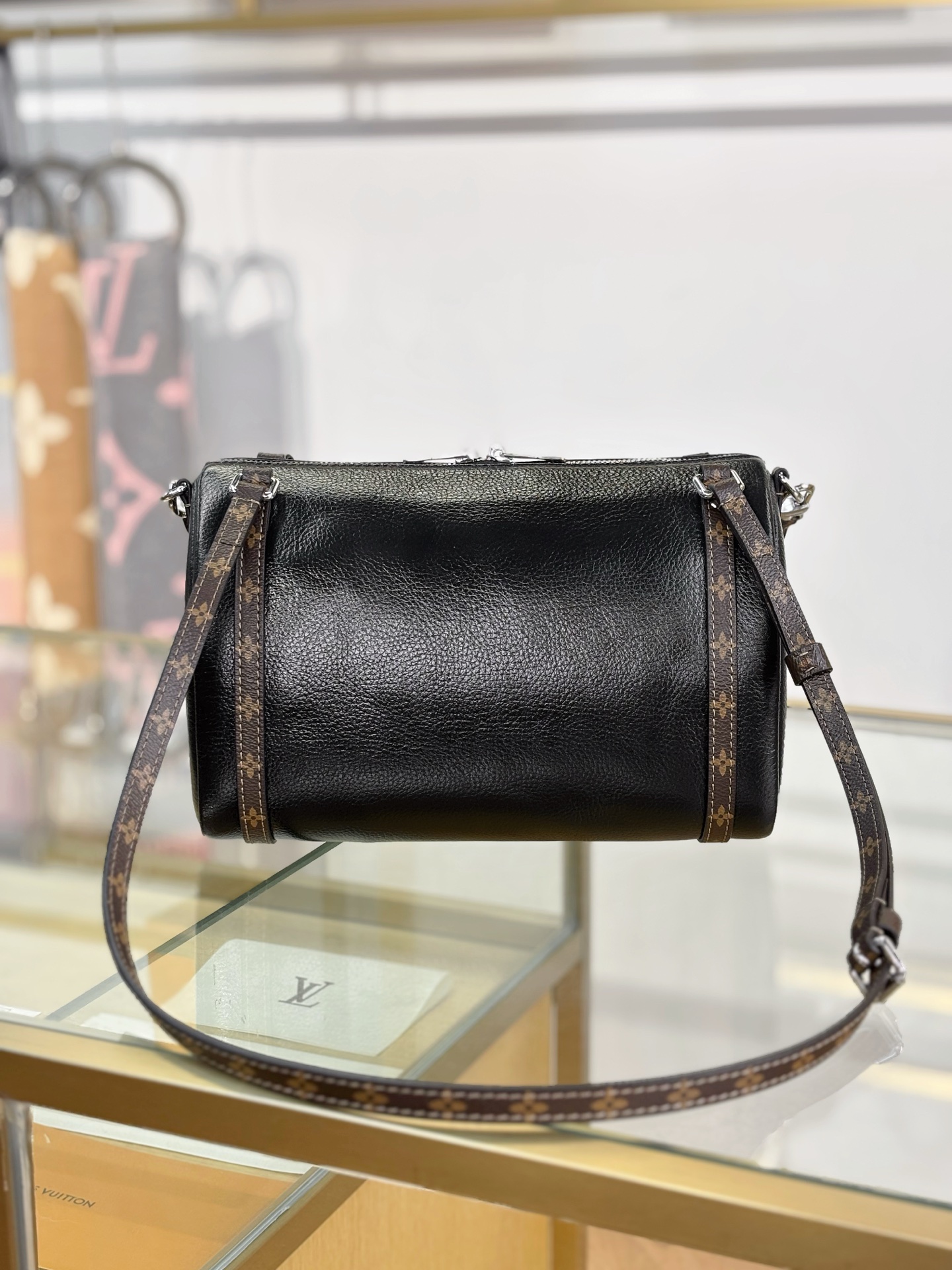 Louis Vuitton Basic Bag M-s