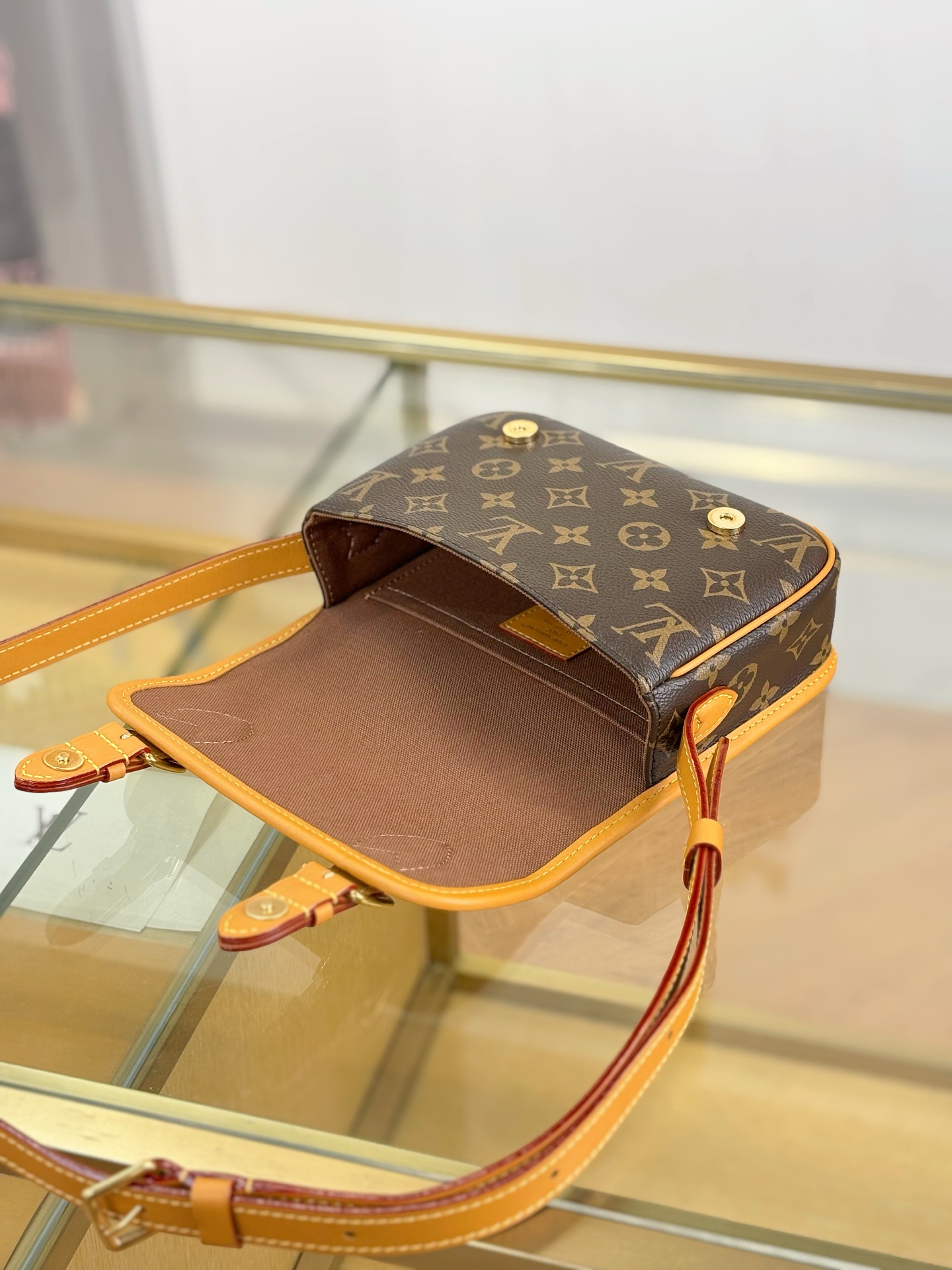 Louis Vuitton Basic Bag M-l-s