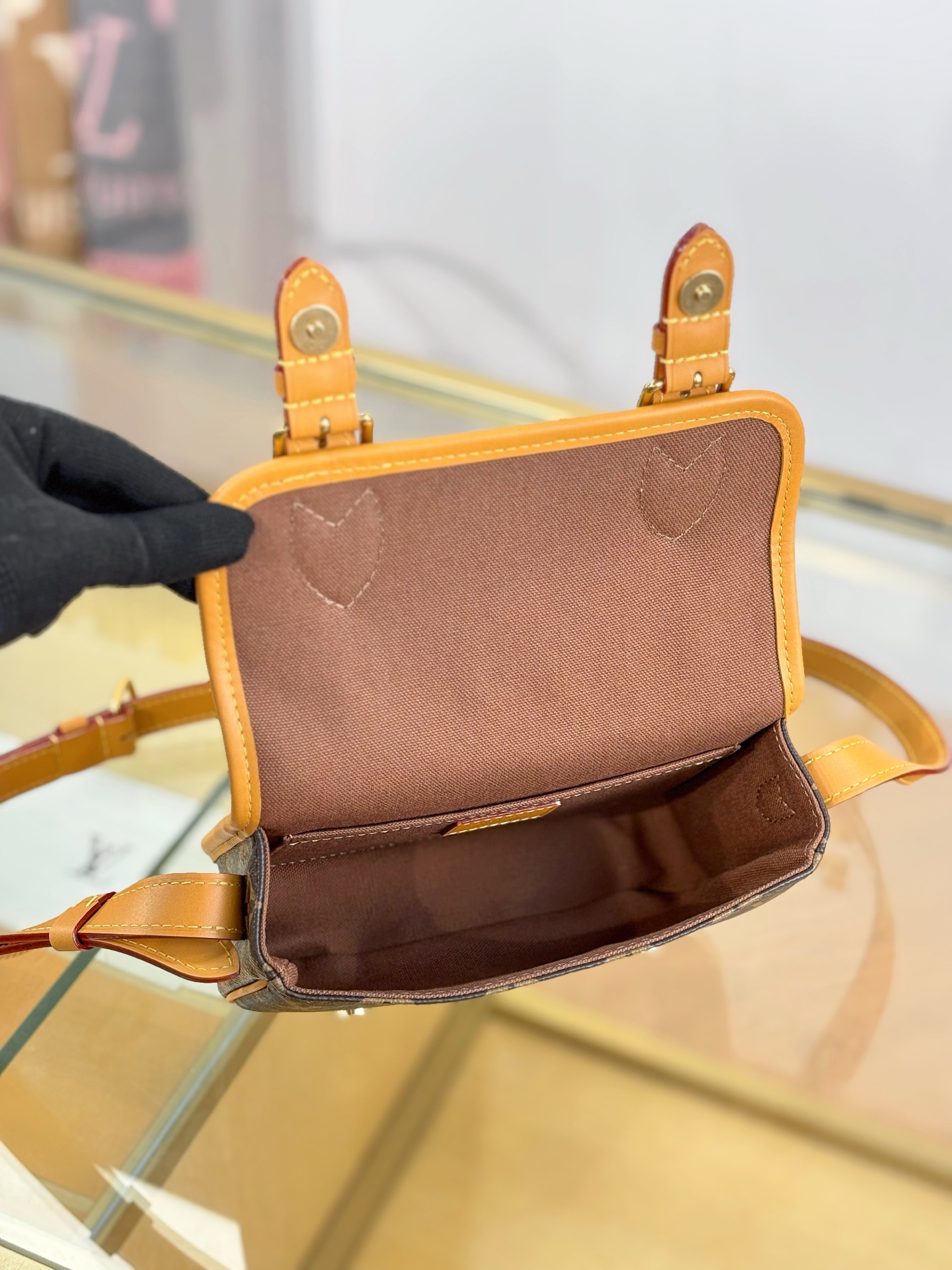 Louis Vuitton Basic Bag M-l-s