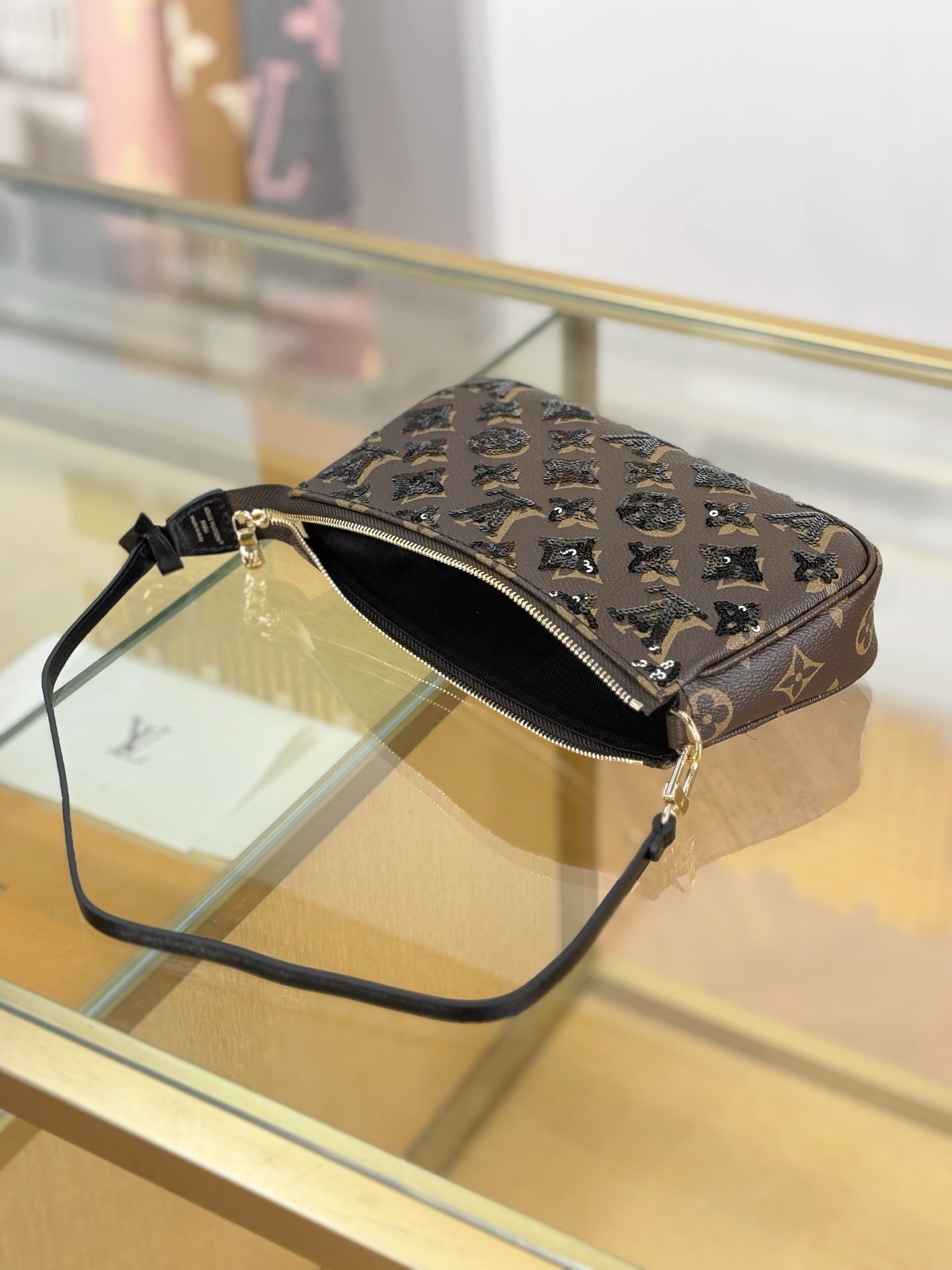 Louis Vuitton Basic Bag M