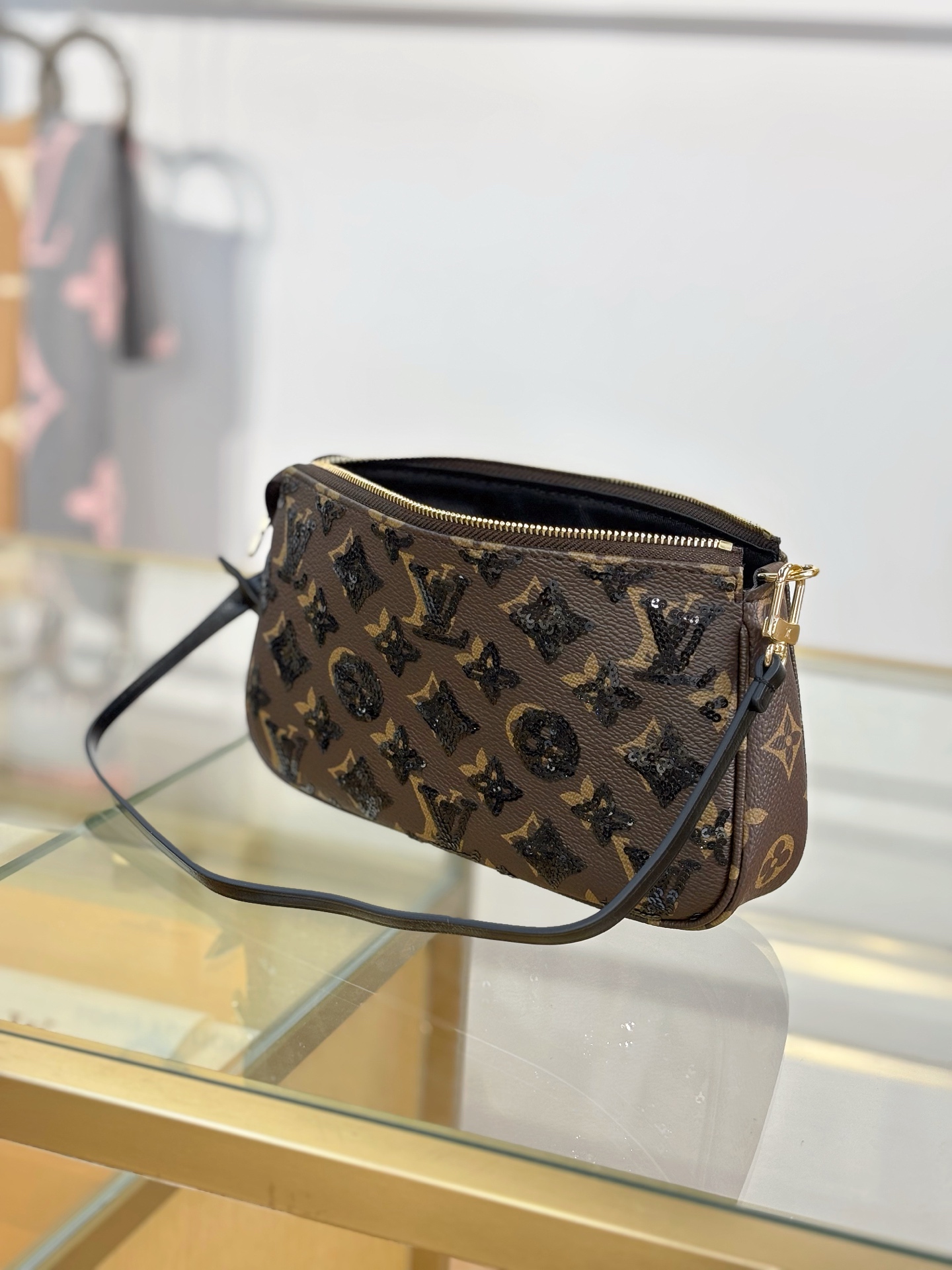 Louis Vuitton Basic Bag M