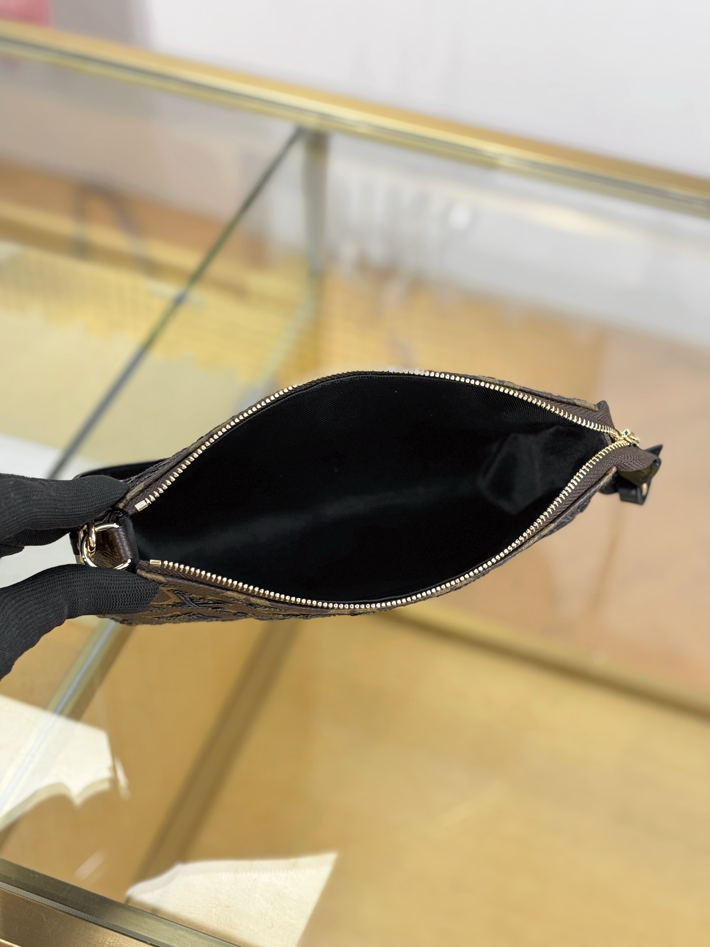 Louis Vuitton Basic Bag M