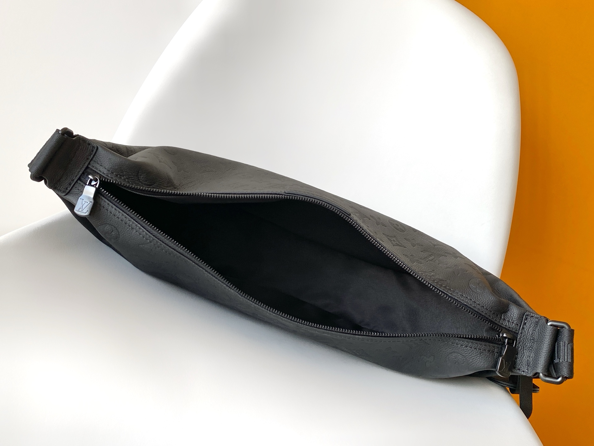 Louis Vuitton Basic Bag Cow Leather M-10cm