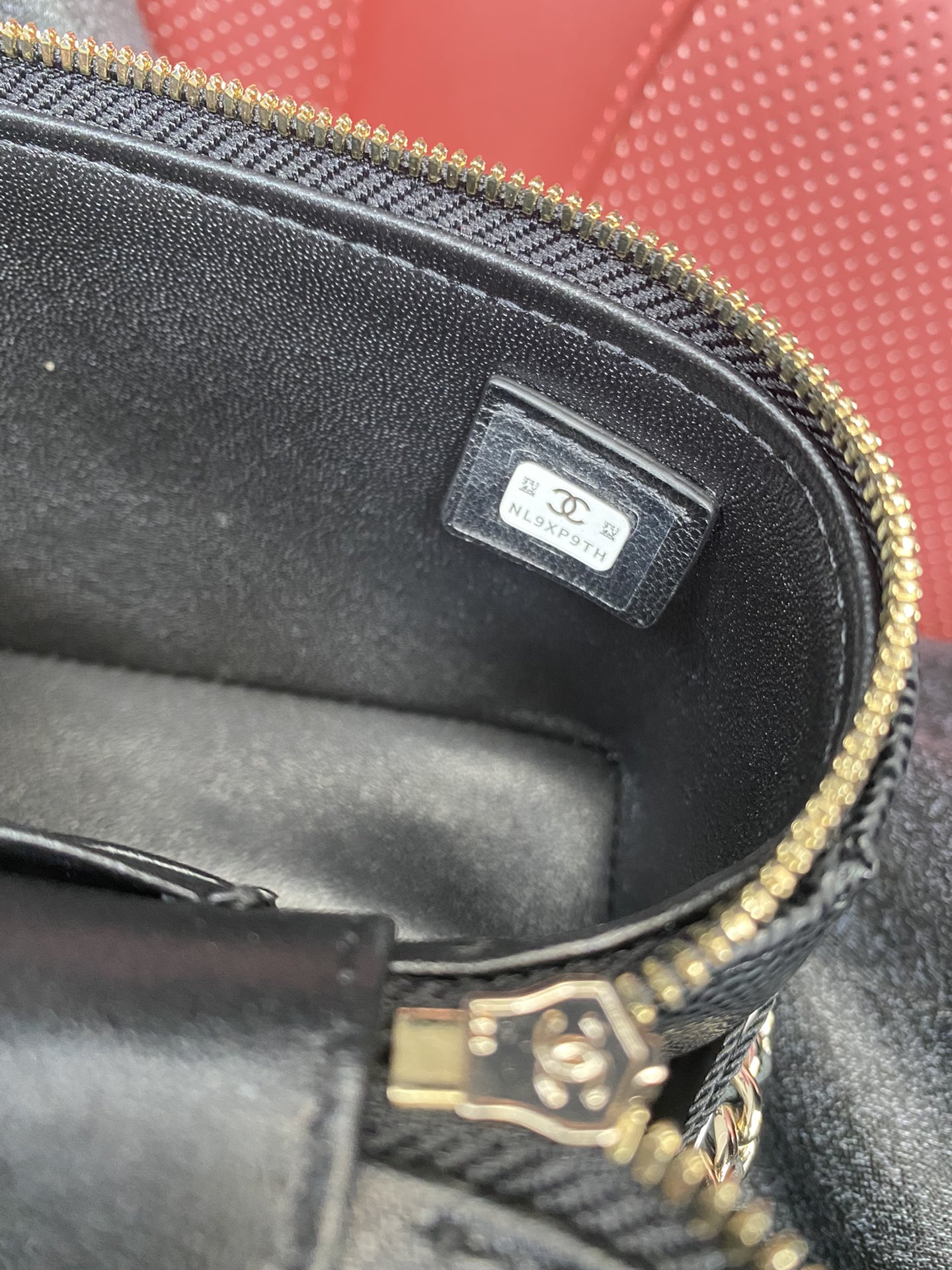 Basic Bag Cow Leather Black M