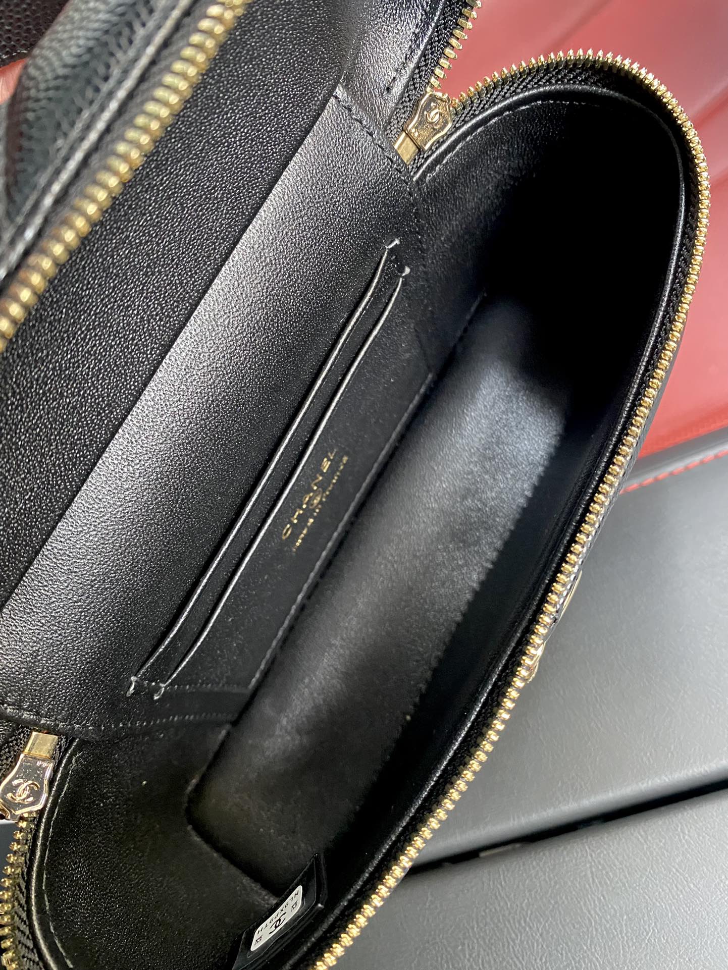 Basic Bag Cow Leather Black M