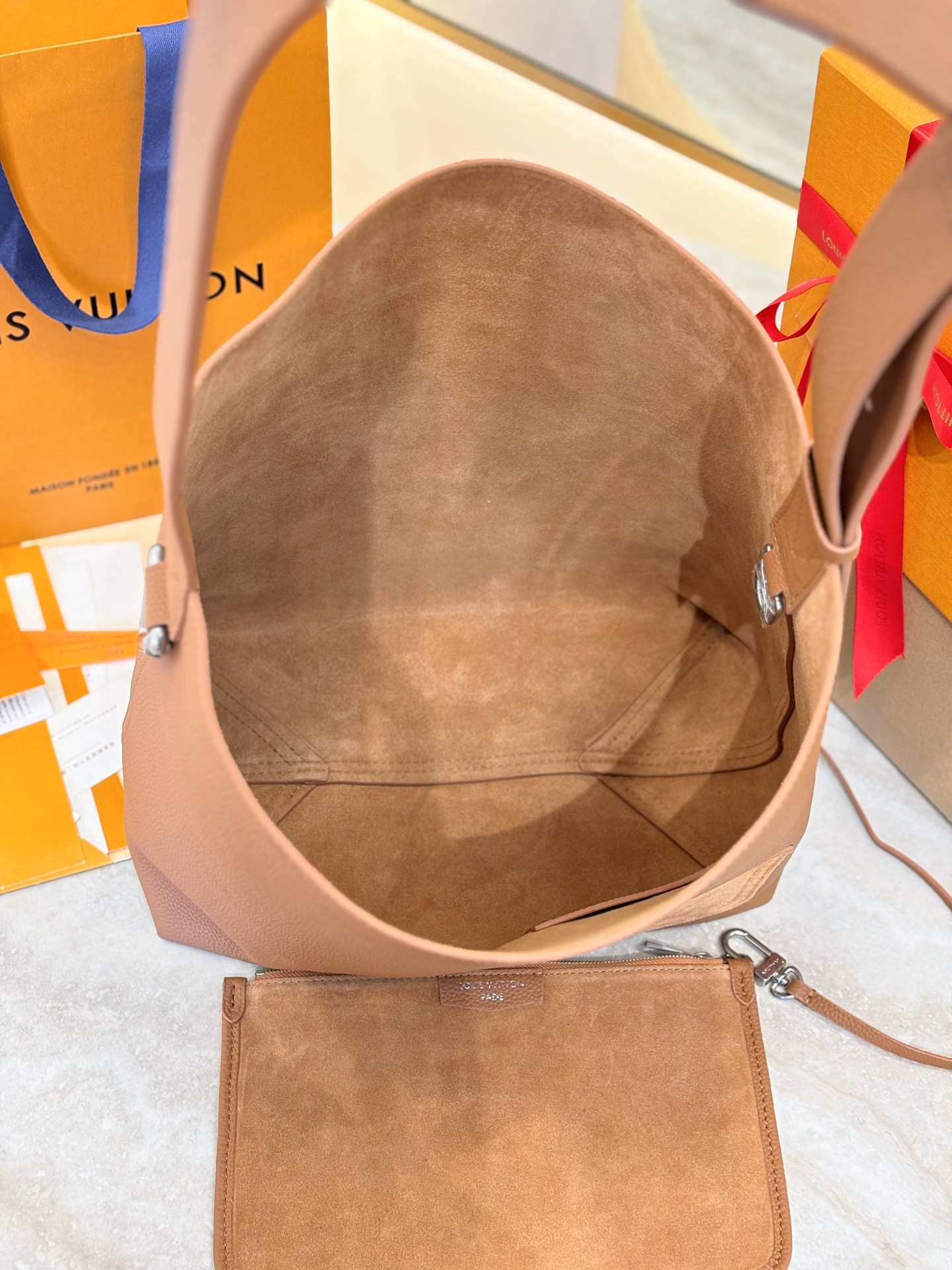 Louis Vuitton Basic Bag Cow Leather M-l-s