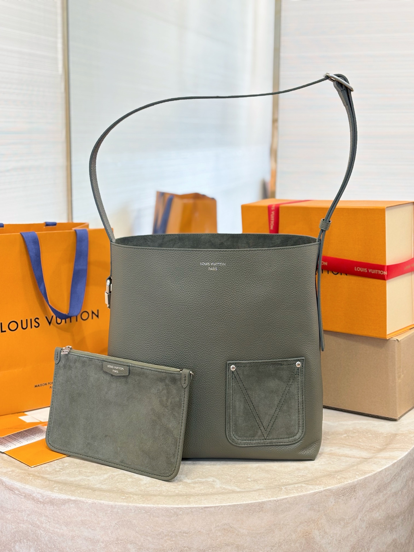 Louis Vuitton Basic Bag Cow Leather M-l-s