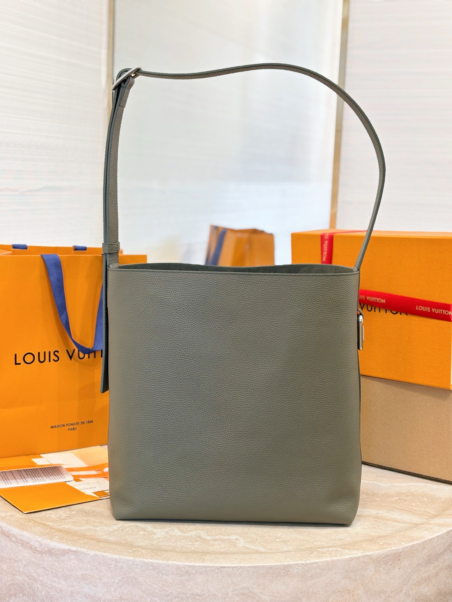Louis Vuitton Basic Bag Cow Leather M-l-s