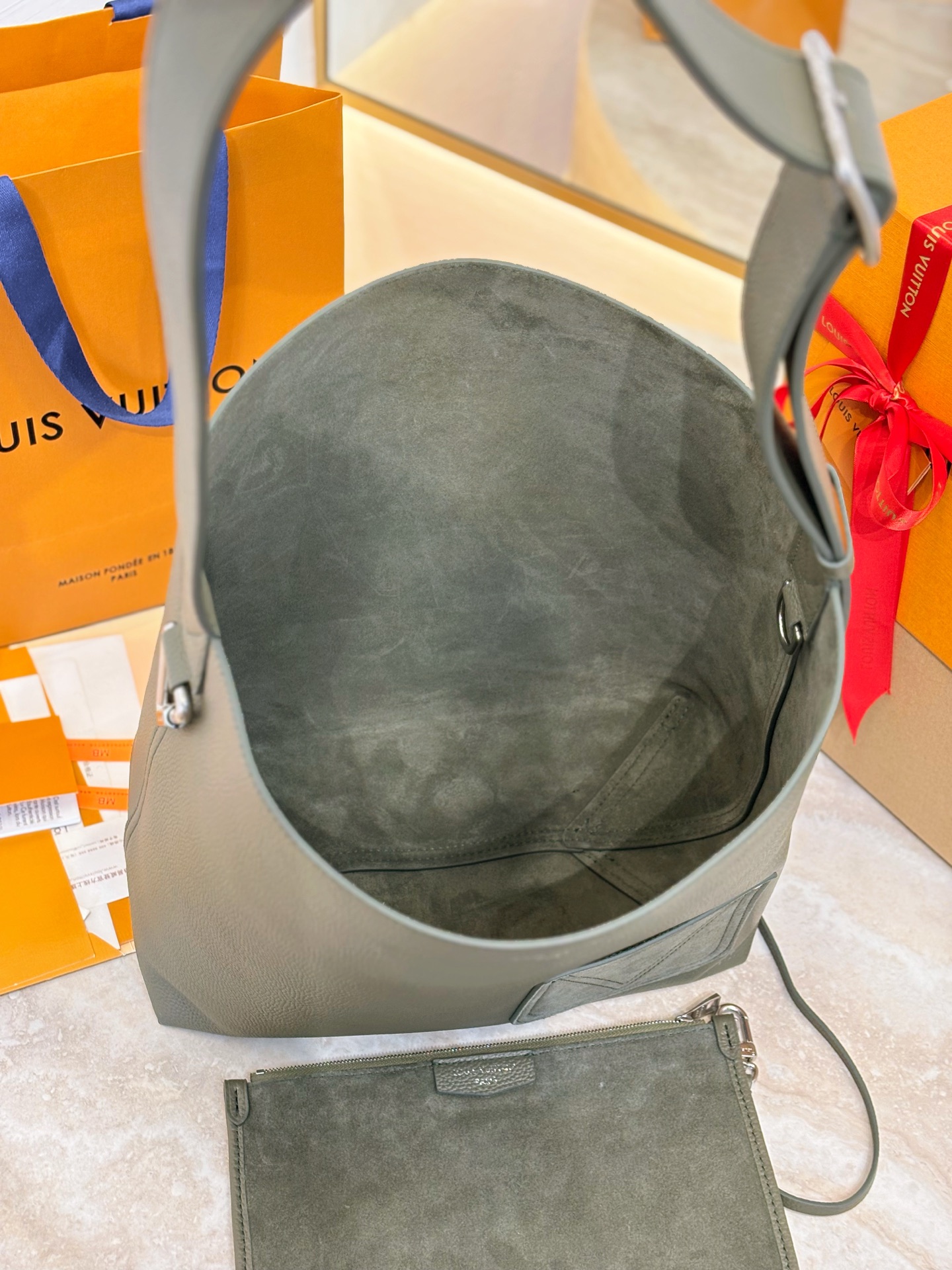 Louis Vuitton Basic Bag Cow Leather M-l-s