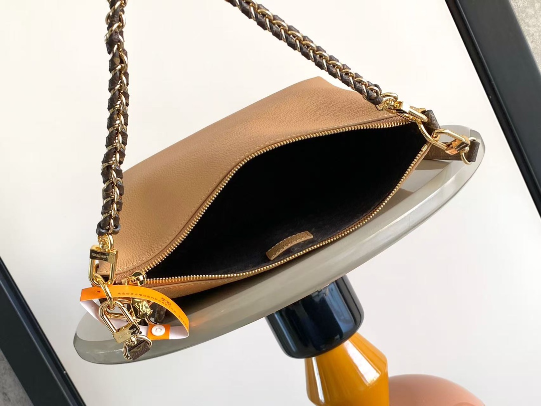 Louis Vuitton Basic Bag Canvas M-l-s