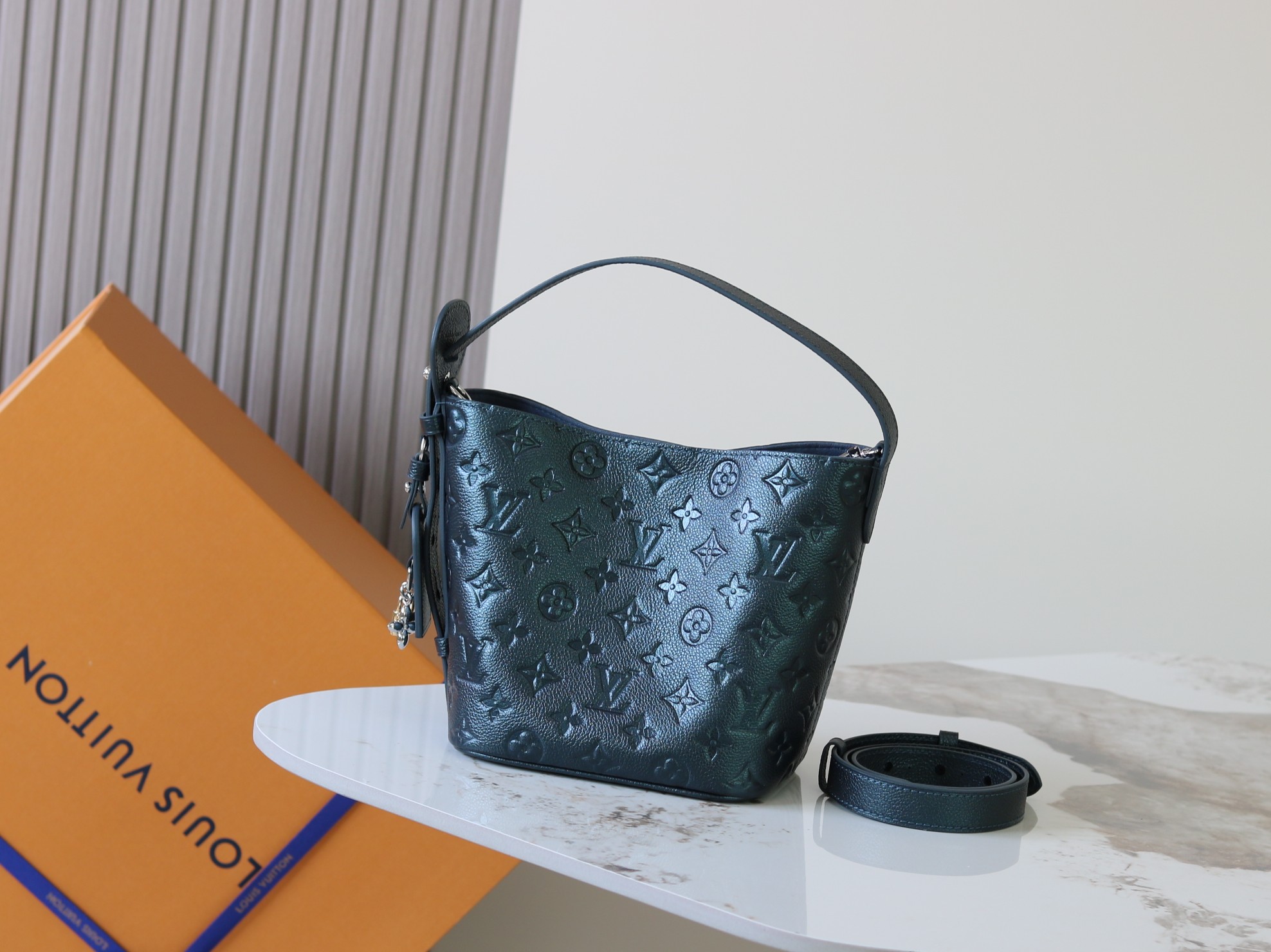 Louis Vuitton Bucket Bag M-l