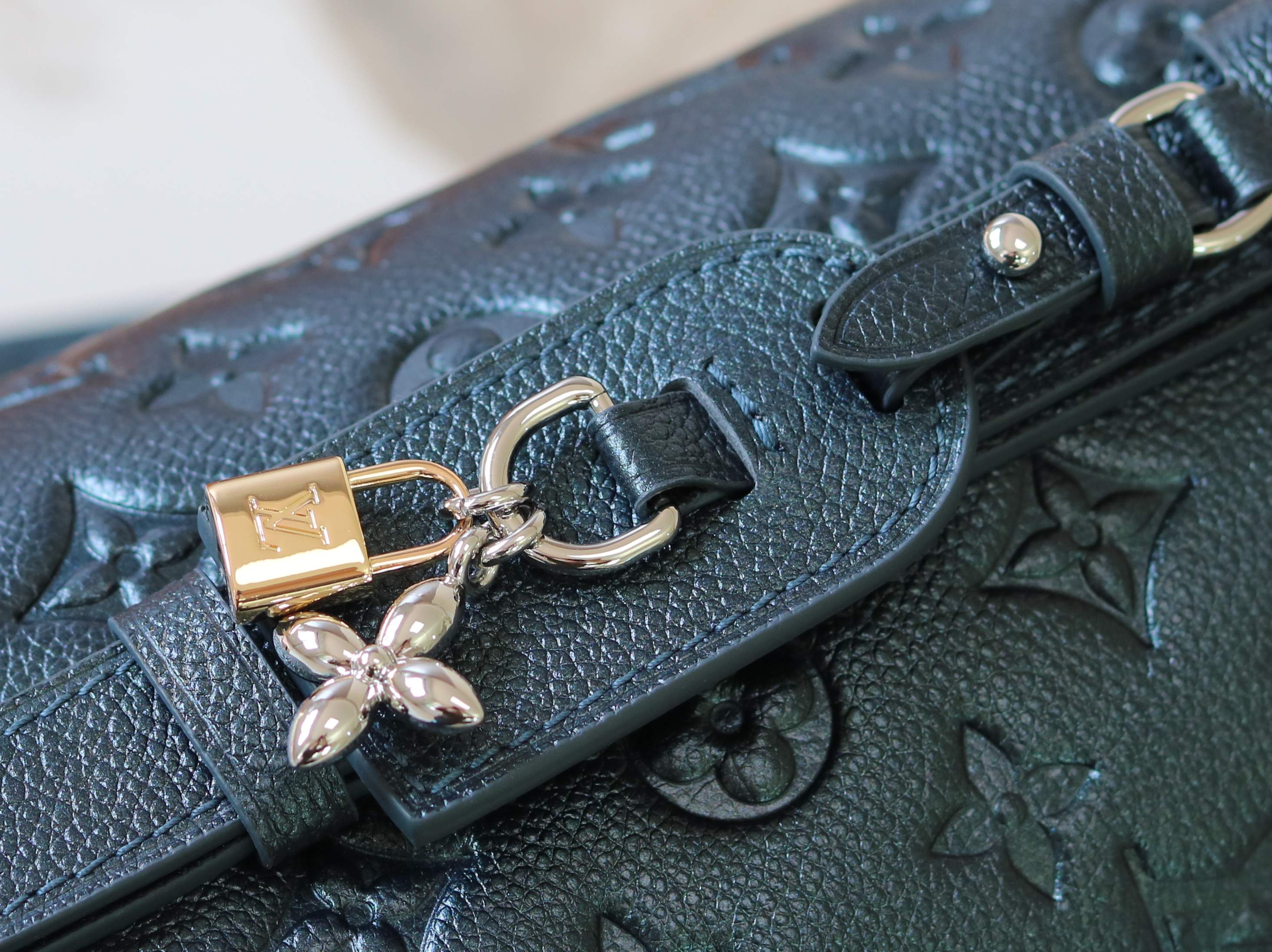 Louis Vuitton Bucket Bag M-l