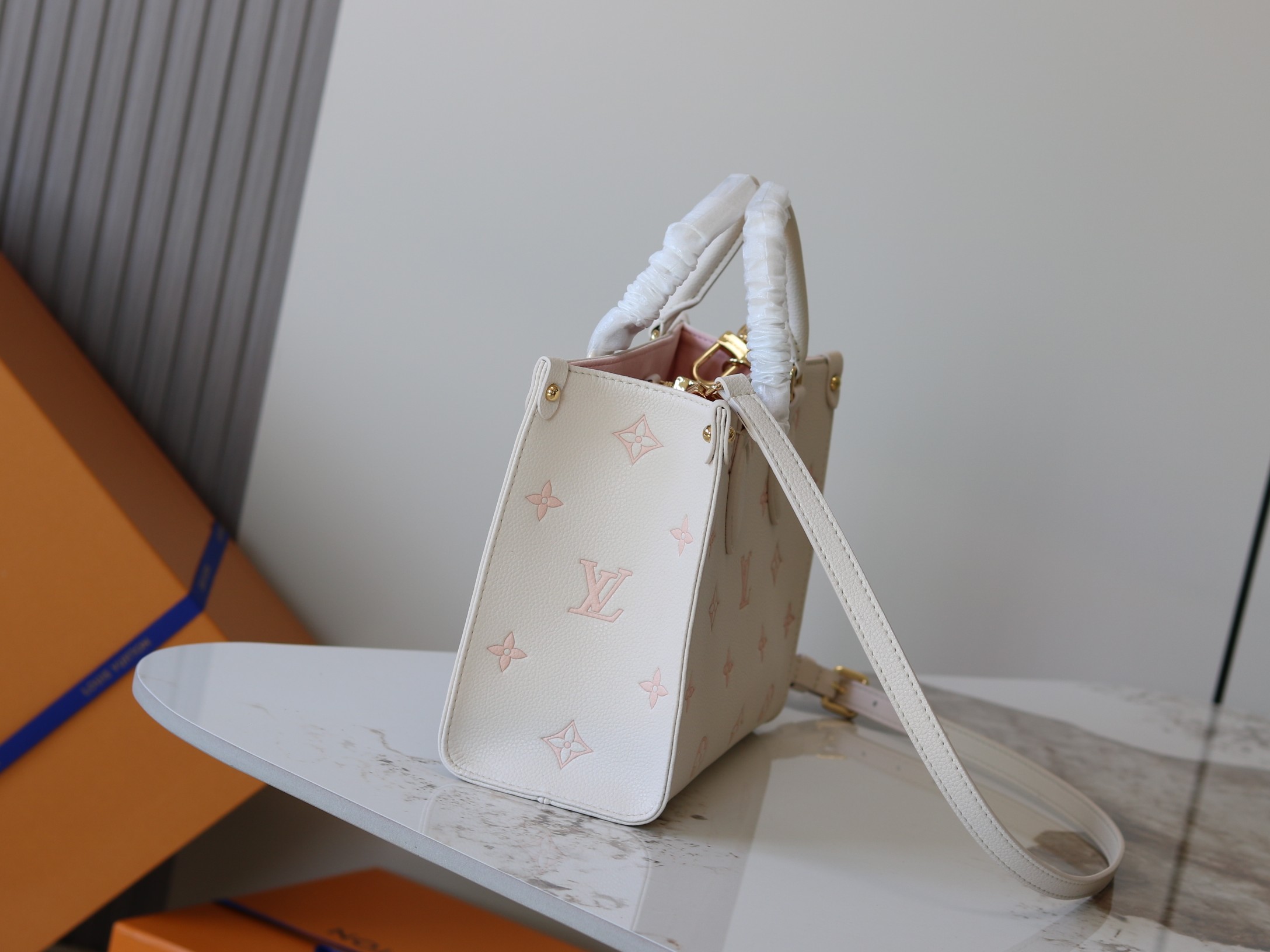 Louis Vuitton Basic Bag White M