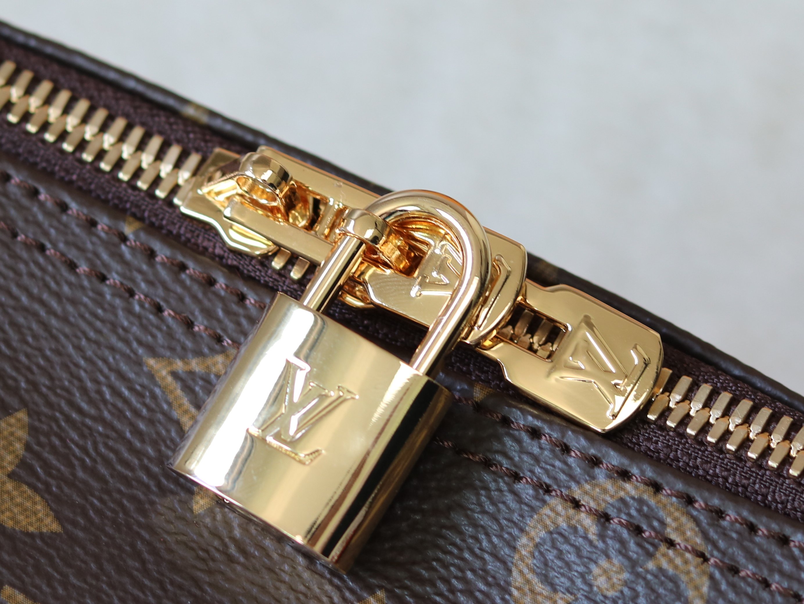 Louis Vuitton Basic Bag Canvas M-l-s